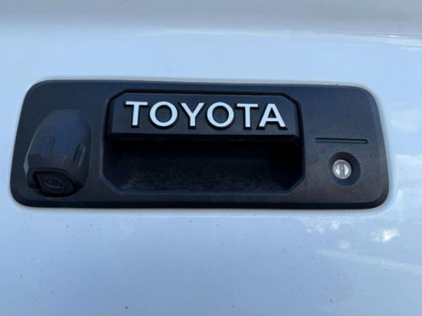 2018 Super White /Black Toyota Tundra SR5 5.7L V8 (5TFDY5F11JX) with an I-FORCE 5.7L V-8 DOHC engine, AUTOMATIC transmission, located at 1235 N Woodruff Ave., Idaho Falls, 83401, (208) 523-1053, 43.507172, -112.000488 - At Timberline Auto, finding a great deal on your next vehicle is always easy! Our experienced sales staff's goal is to help find you the right vehicle at the right price! Our knowledgeable finance department has options for almost any credit score. We offer extended service contract options to prote - Photo#3