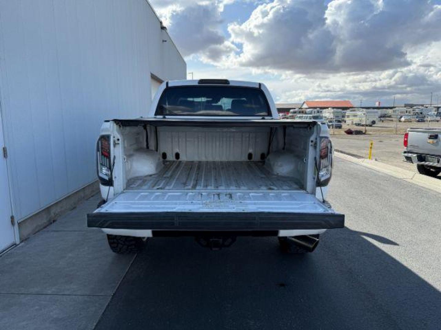 2018 Super White /Black Toyota Tundra SR5 5.7L V8 (5TFDY5F11JX) with an I-FORCE 5.7L V-8 DOHC engine, AUTOMATIC transmission, located at 1235 N Woodruff Ave., Idaho Falls, 83401, (208) 523-1053, 43.507172, -112.000488 - At Timberline Auto, finding a great deal on your next vehicle is always easy! Our experienced sales staff's goal is to help find you the right vehicle at the right price! Our knowledgeable finance department has options for almost any credit score. We offer extended service contract options to prote - Photo#4