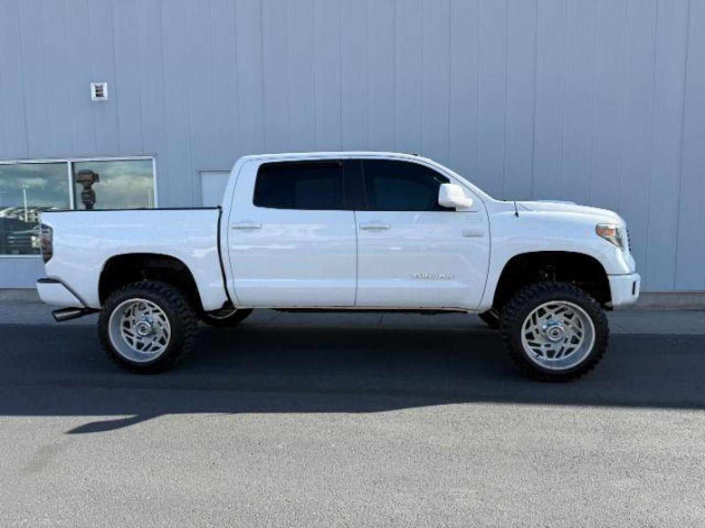 2018 Super White /Black Toyota Tundra SR5 5.7L V8 (5TFDY5F11JX) with an I-FORCE 5.7L V-8 DOHC engine, AUTOMATIC transmission, located at 1235 N Woodruff Ave., Idaho Falls, 83401, (208) 523-1053, 43.507172, -112.000488 - At Timberline Auto, finding a great deal on your next vehicle is always easy! Our experienced sales staff's goal is to help find you the right vehicle at the right price! Our knowledgeable finance department has options for almost any credit score. We offer extended service contract options to prote - Photo#6