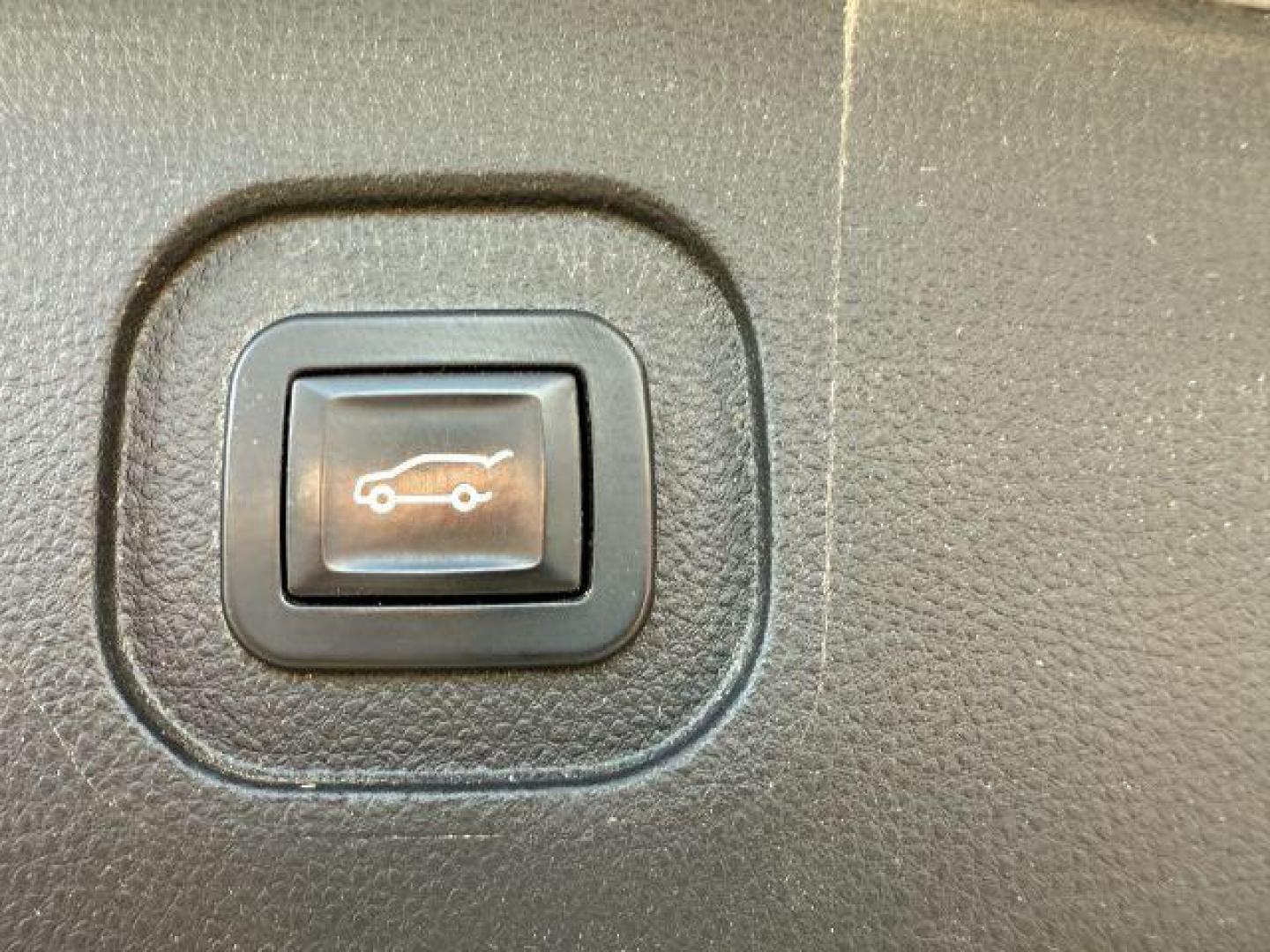 2014 Silver Ice Metallic /Light Titanium/Jet Black Chevrolet Equinox 2LT (2GNFLGE37E6) with an 2.4L I-4 gasoline direct injection engine, AUTOMATIC transmission, located at 1235 N Woodruff Ave., Idaho Falls, 83401, (208) 523-1053, 43.507172, -112.000488 - At Timberline Auto, finding a great deal on your next vehicle is always easy! Our experienced sales staff's goal is to help find you the right vehicle at the right price! Our knowledgeable finance department has options for almost any credit score. We offer extended service contract options to prote - Photo#6