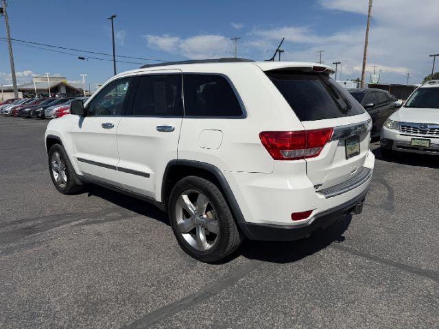 2012 WHITE /LEATHER Jeep Grand Cherokee OVERLAND (1C4RJFCT1CC) with an 5.7 engine, AUTOMATIC transmission - At Timberline Auto, finding a great deal on your next vehicle is always easy! Our experienced sales staff's goal is to help find you the right vehicle at the right price! Our knowledgeable finance department has options for almost any credit score. We offer extended service contract options to prote - Photo#25