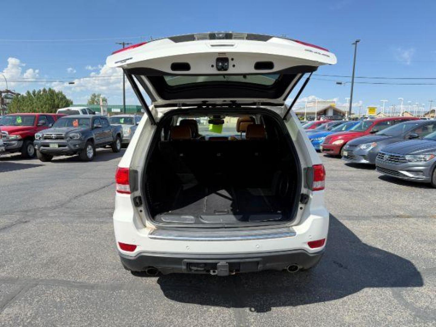 2012 WHITE /LEATHER Jeep Grand Cherokee OVERLAND (1C4RJFCT1CC) with an 5.7 engine, AUTOMATIC transmission - At Timberline Auto, finding a great deal on your next vehicle is always easy! Our experienced sales staff's goal is to help find you the right vehicle at the right price! Our knowledgeable finance department has options for almost any credit score. We offer extended service contract options to prote - Photo#27