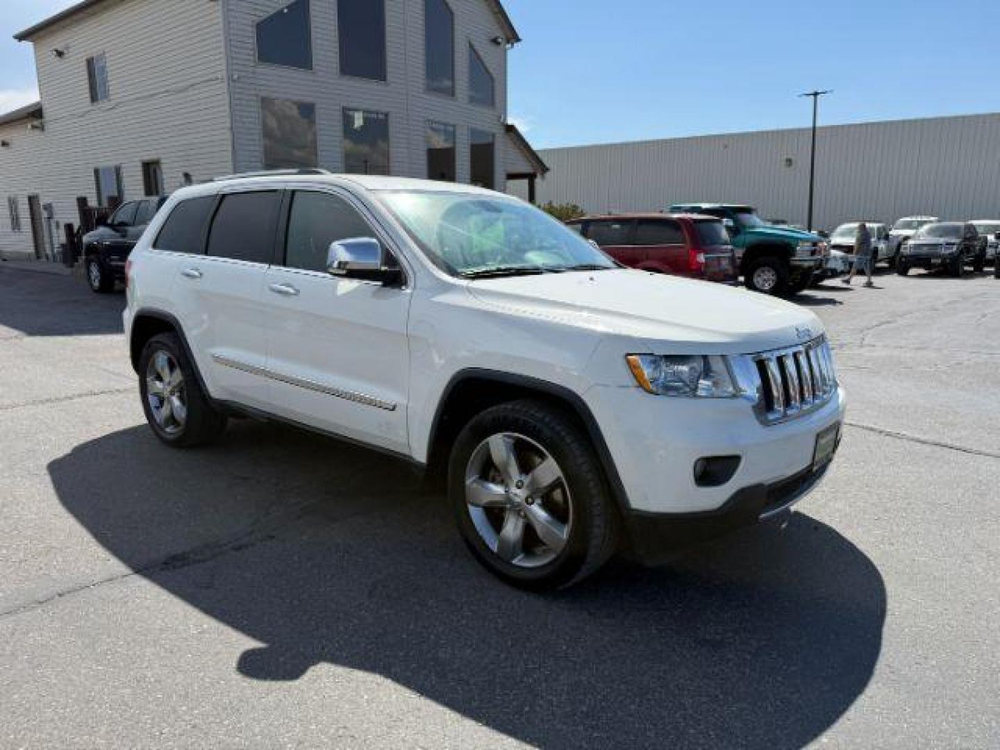2012 WHITE /LEATHER Jeep Grand Cherokee OVERLAND (1C4RJFCT1CC) with an 5.7 engine, AUTOMATIC transmission - At Timberline Auto, finding a great deal on your next vehicle is always easy! Our experienced sales staff's goal is to help find you the right vehicle at the right price! Our knowledgeable finance department has options for almost any credit score. We offer extended service contract options to prote - Photo#30