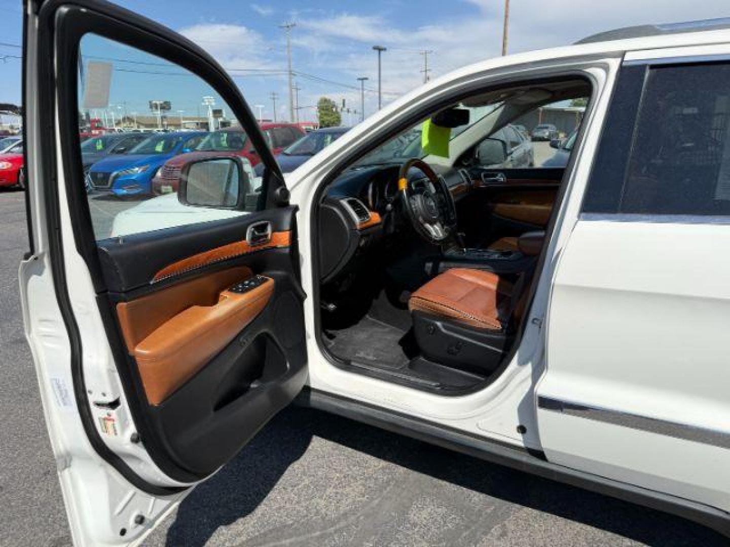 2012 WHITE /LEATHER Jeep Grand Cherokee OVERLAND (1C4RJFCT1CC) with an 5.7 engine, AUTOMATIC transmission - At Timberline Auto, finding a great deal on your next vehicle is always easy! Our experienced sales staff's goal is to help find you the right vehicle at the right price! Our knowledgeable finance department has options for almost any credit score. We offer extended service contract options to prote - Photo#33