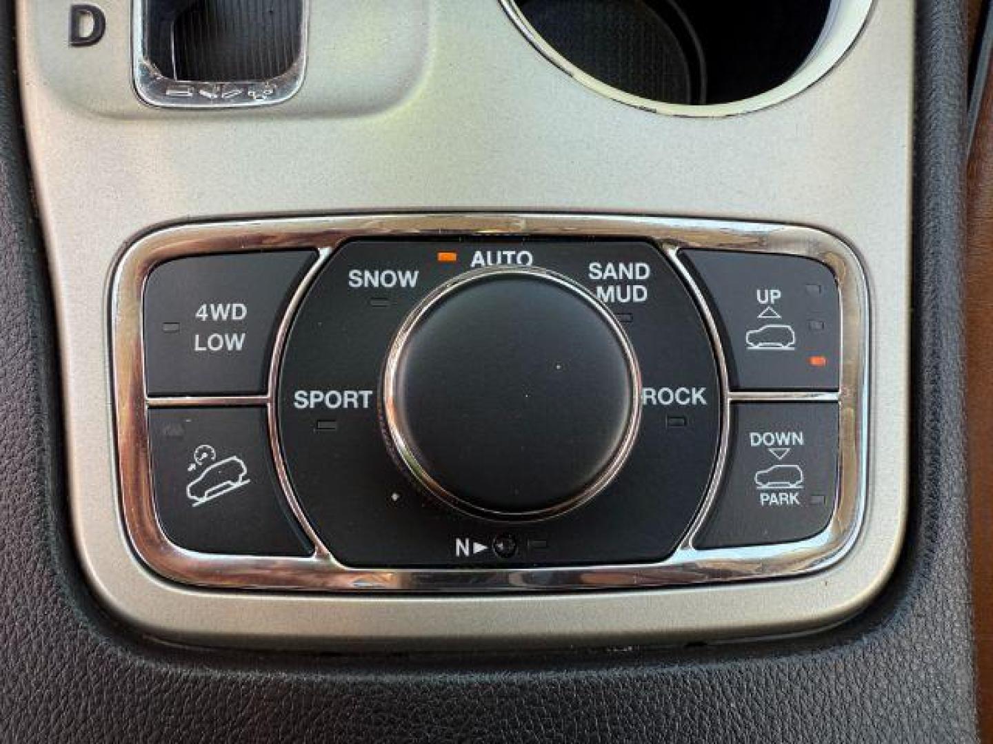 2012 WHITE /LEATHER Jeep Grand Cherokee OVERLAND (1C4RJFCT1CC) with an 5.7 engine, AUTOMATIC transmission - At Timberline Auto, finding a great deal on your next vehicle is always easy! Our experienced sales staff's goal is to help find you the right vehicle at the right price! Our knowledgeable finance department has options for almost any credit score. We offer extended service contract options to prote - Photo#39