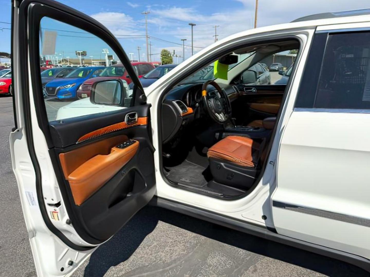 2012 WHITE /LEATHER Jeep Grand Cherokee OVERLAND (1C4RJFCT1CC) with an 5.7 engine, AUTOMATIC transmission - At Timberline Auto, finding a great deal on your next vehicle is always easy! Our experienced sales staff's goal is to help find you the right vehicle at the right price! Our knowledgeable finance department has options for almost any credit score. We offer extended service contract options to prote - Photo#10