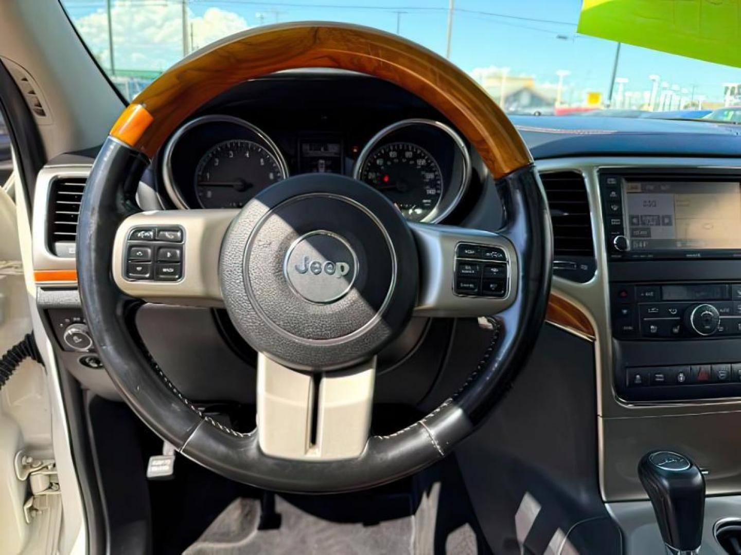 2012 WHITE /LEATHER Jeep Grand Cherokee OVERLAND (1C4RJFCT1CC) with an 5.7 engine, AUTOMATIC transmission - At Timberline Auto, finding a great deal on your next vehicle is always easy! Our experienced sales staff's goal is to help find you the right vehicle at the right price! Our knowledgeable finance department has options for almost any credit score. We offer extended service contract options to prote - Photo#13