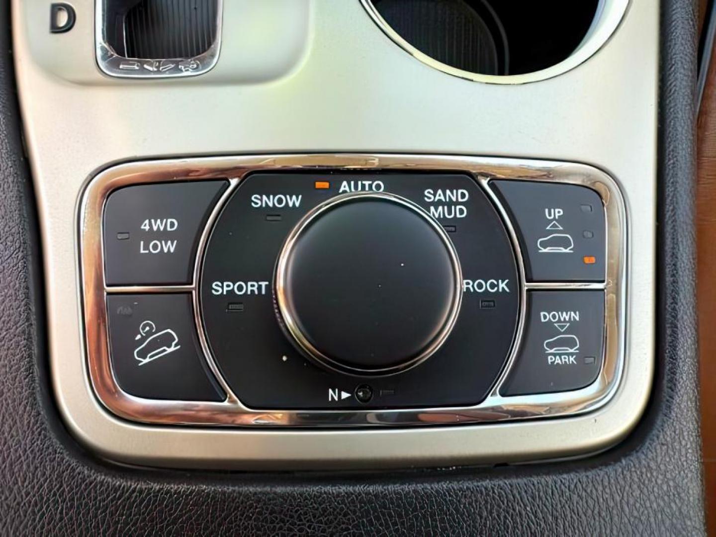 2012 WHITE /LEATHER Jeep Grand Cherokee OVERLAND (1C4RJFCT1CC) with an 5.7 engine, AUTOMATIC transmission - At Timberline Auto, finding a great deal on your next vehicle is always easy! Our experienced sales staff's goal is to help find you the right vehicle at the right price! Our knowledgeable finance department has options for almost any credit score. We offer extended service contract options to prote - Photo#16