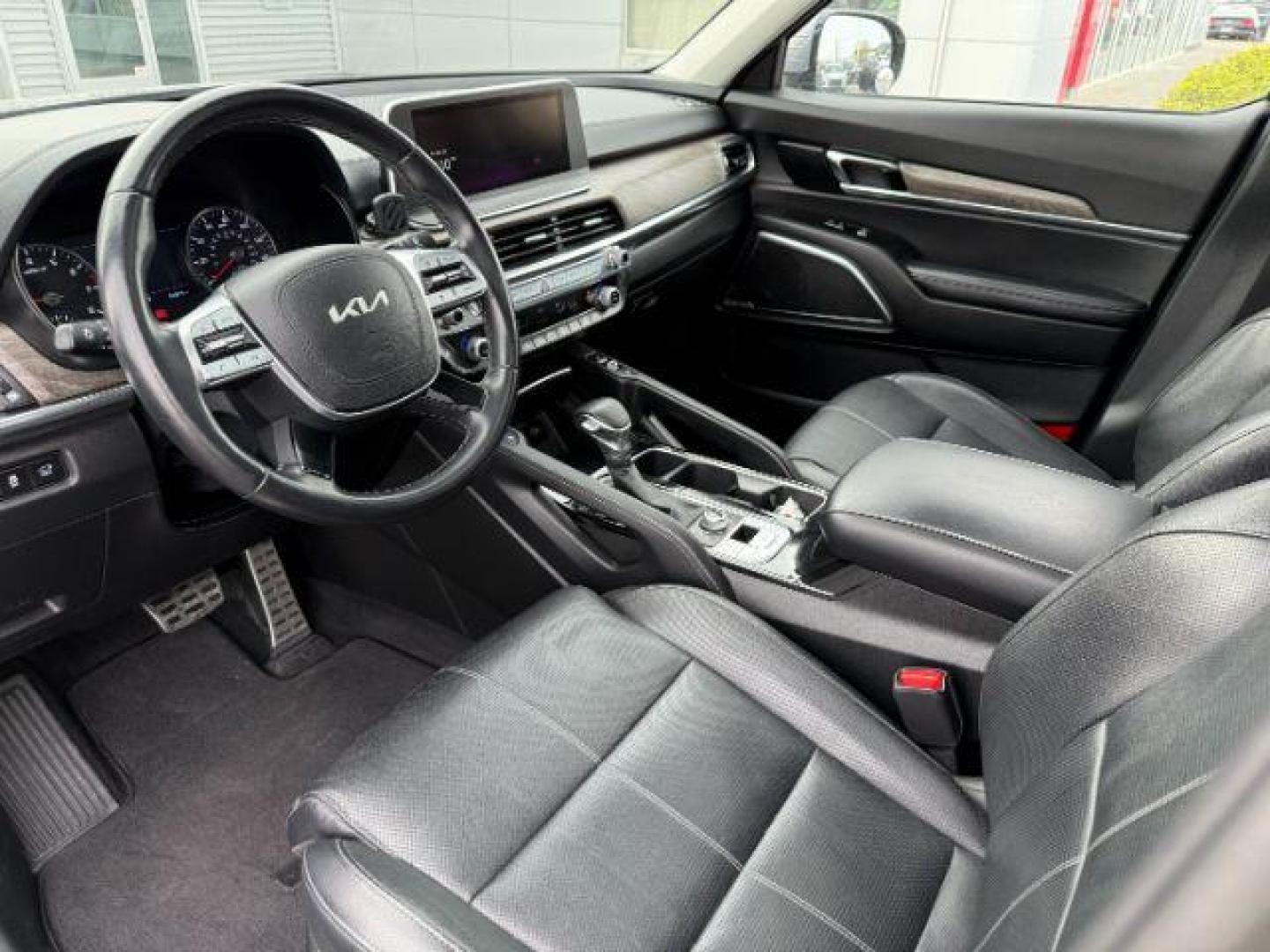2022 Everlasting Silver /Black Kia Telluride SX (5XYP5DHC1NG) with an LAMBDA II 3.8L V-6 gasoline direct injection engine, AUTOMATIC transmission, located at 1235 N Woodruff Ave., Idaho Falls, 83401, (208) 523-1053, 43.507172, -112.000488 - At Timberline Auto, finding a great deal on your next vehicle is always easy! Our experienced sales staff's goal is to help find you the right vehicle at the right price! Our knowledgeable finance department has options for almost any credit score. We offer extended service contract options to prote - Photo#12