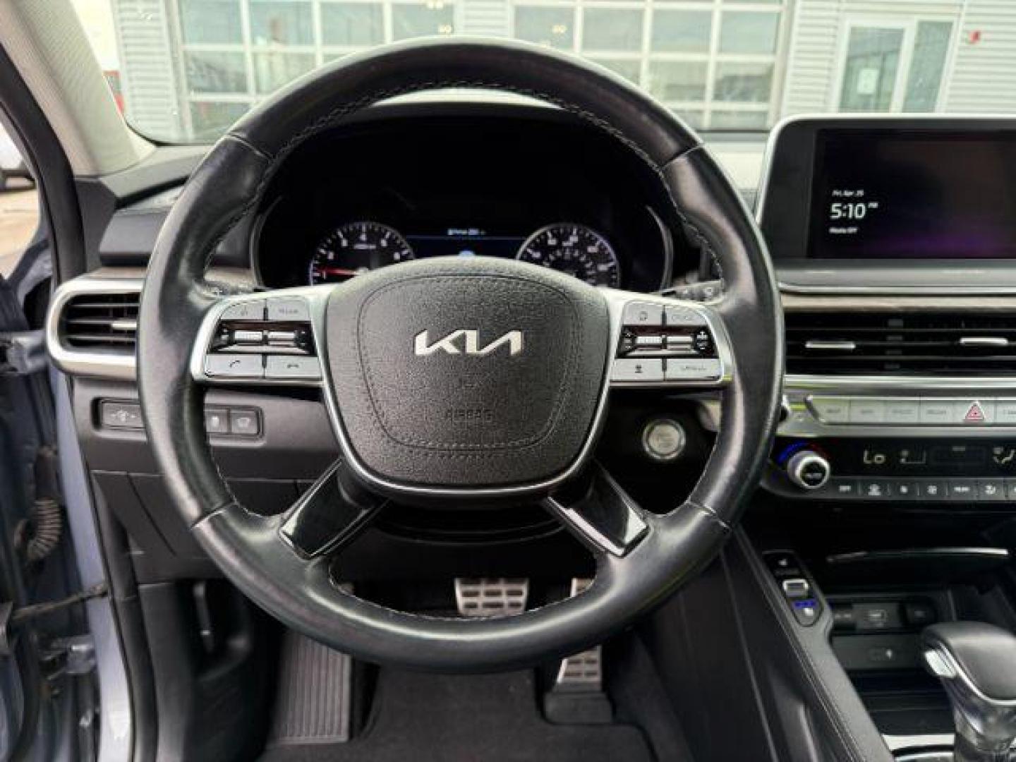 2022 Everlasting Silver /Black Kia Telluride SX (5XYP5DHC1NG) with an LAMBDA II 3.8L V-6 gasoline direct injection engine, AUTOMATIC transmission, located at 1235 N Woodruff Ave., Idaho Falls, 83401, (208) 523-1053, 43.507172, -112.000488 - At Timberline Auto, finding a great deal on your next vehicle is always easy! Our experienced sales staff's goal is to help find you the right vehicle at the right price! Our knowledgeable finance department has options for almost any credit score. We offer extended service contract options to prote - Photo#13