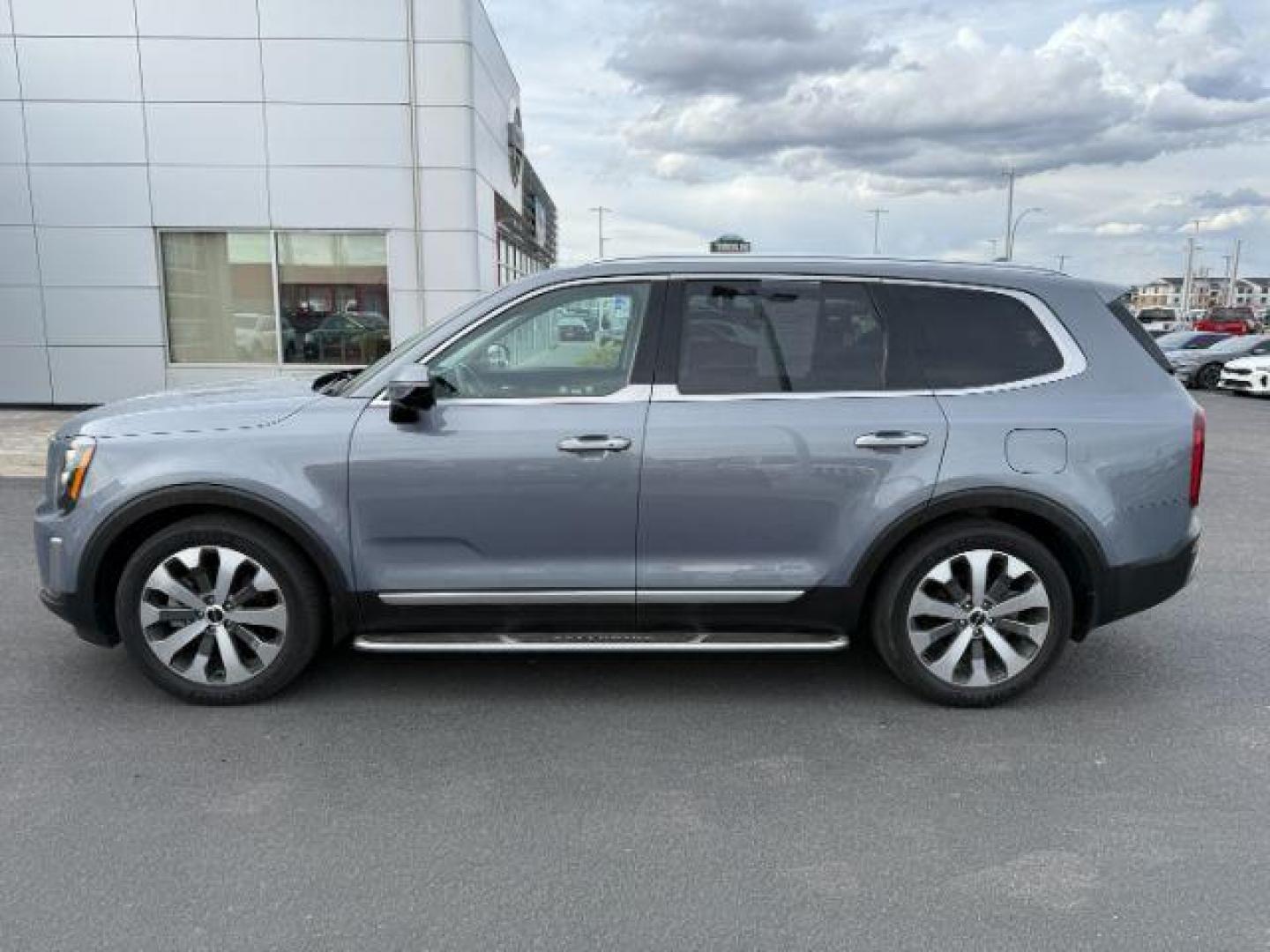 2022 Everlasting Silver /Black Kia Telluride SX (5XYP5DHC1NG) with an LAMBDA II 3.8L V-6 gasoline direct injection engine, AUTOMATIC transmission, located at 1235 N Woodruff Ave., Idaho Falls, 83401, (208) 523-1053, 43.507172, -112.000488 - At Timberline Auto, finding a great deal on your next vehicle is always easy! Our experienced sales staff's goal is to help find you the right vehicle at the right price! Our knowledgeable finance department has options for almost any credit score. We offer extended service contract options to prote - Photo#1