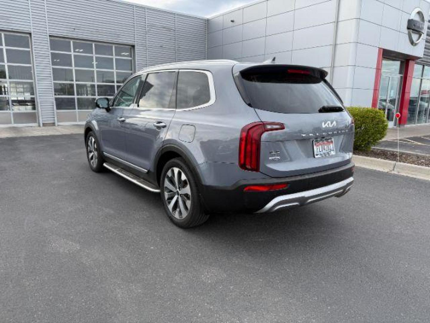 2022 Everlasting Silver /Black Kia Telluride SX (5XYP5DHC1NG) with an LAMBDA II 3.8L V-6 gasoline direct injection engine, AUTOMATIC transmission, located at 1235 N Woodruff Ave., Idaho Falls, 83401, (208) 523-1053, 43.507172, -112.000488 - At Timberline Auto, finding a great deal on your next vehicle is always easy! Our experienced sales staff's goal is to help find you the right vehicle at the right price! Our knowledgeable finance department has options for almost any credit score. We offer extended service contract options to prote - Photo#2