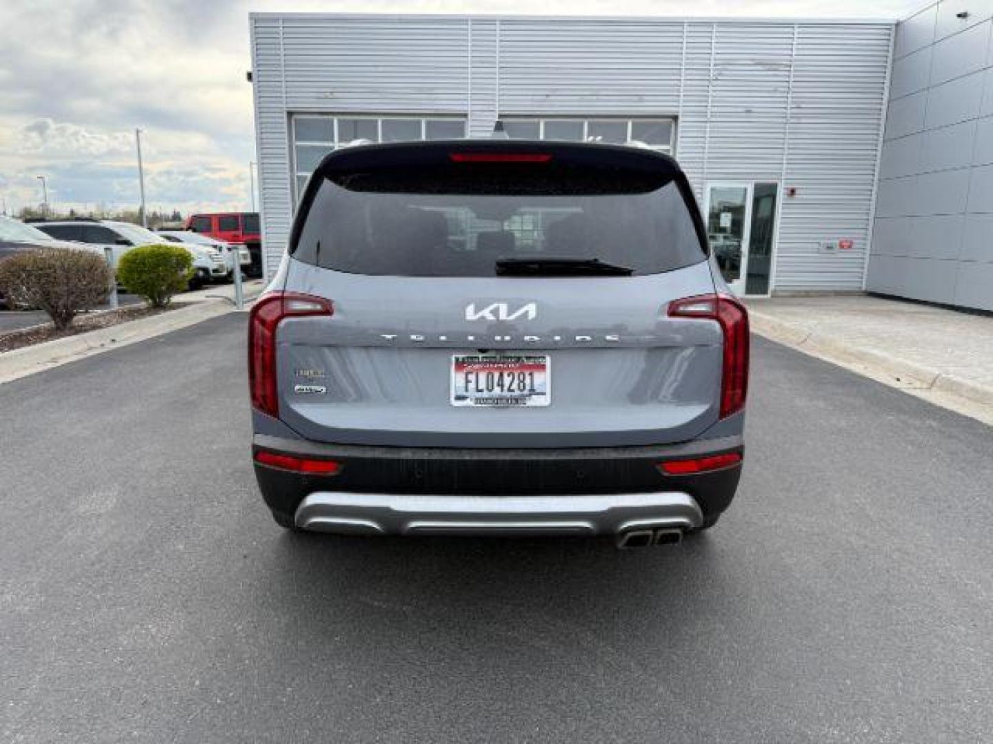 2022 Everlasting Silver /Black Kia Telluride SX (5XYP5DHC1NG) with an LAMBDA II 3.8L V-6 gasoline direct injection engine, AUTOMATIC transmission, located at 1235 N Woodruff Ave., Idaho Falls, 83401, (208) 523-1053, 43.507172, -112.000488 - At Timberline Auto, finding a great deal on your next vehicle is always easy! Our experienced sales staff's goal is to help find you the right vehicle at the right price! Our knowledgeable finance department has options for almost any credit score. We offer extended service contract options to prote - Photo#3