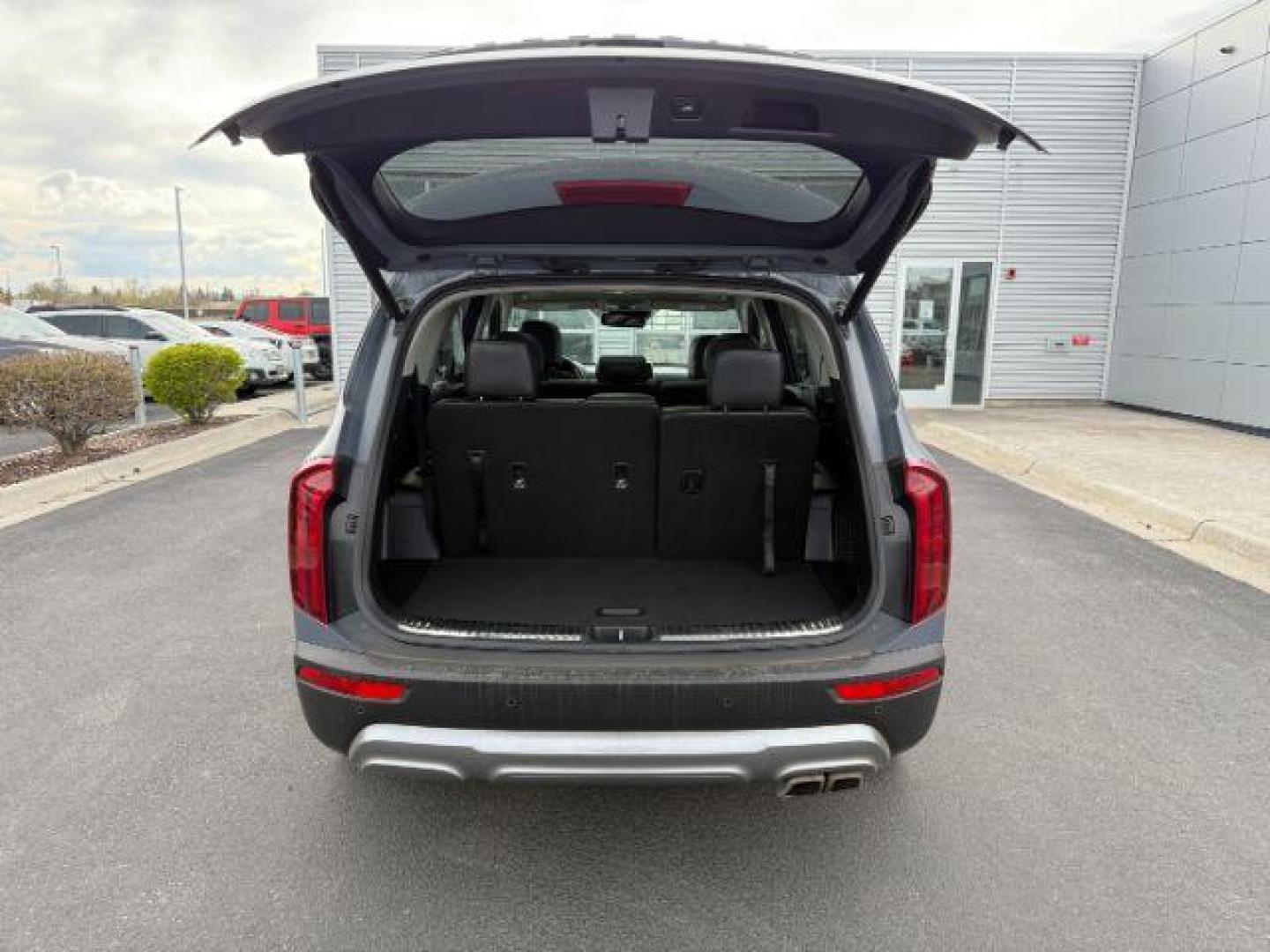 2022 Everlasting Silver /Black Kia Telluride SX (5XYP5DHC1NG) with an LAMBDA II 3.8L V-6 gasoline direct injection engine, AUTOMATIC transmission, located at 1235 N Woodruff Ave., Idaho Falls, 83401, (208) 523-1053, 43.507172, -112.000488 - At Timberline Auto, finding a great deal on your next vehicle is always easy! Our experienced sales staff's goal is to help find you the right vehicle at the right price! Our knowledgeable finance department has options for almost any credit score. We offer extended service contract options to prote - Photo#4