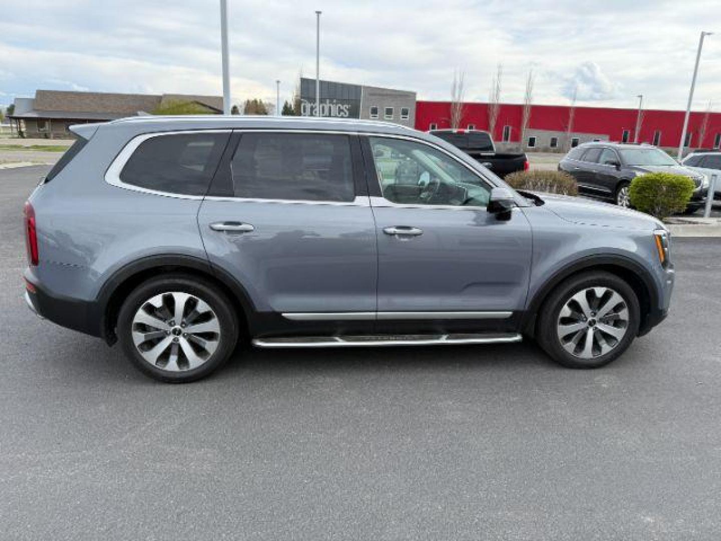 2022 Everlasting Silver /Black Kia Telluride SX (5XYP5DHC1NG) with an LAMBDA II 3.8L V-6 gasoline direct injection engine, AUTOMATIC transmission, located at 1235 N Woodruff Ave., Idaho Falls, 83401, (208) 523-1053, 43.507172, -112.000488 - At Timberline Auto, finding a great deal on your next vehicle is always easy! Our experienced sales staff's goal is to help find you the right vehicle at the right price! Our knowledgeable finance department has options for almost any credit score. We offer extended service contract options to prote - Photo#7