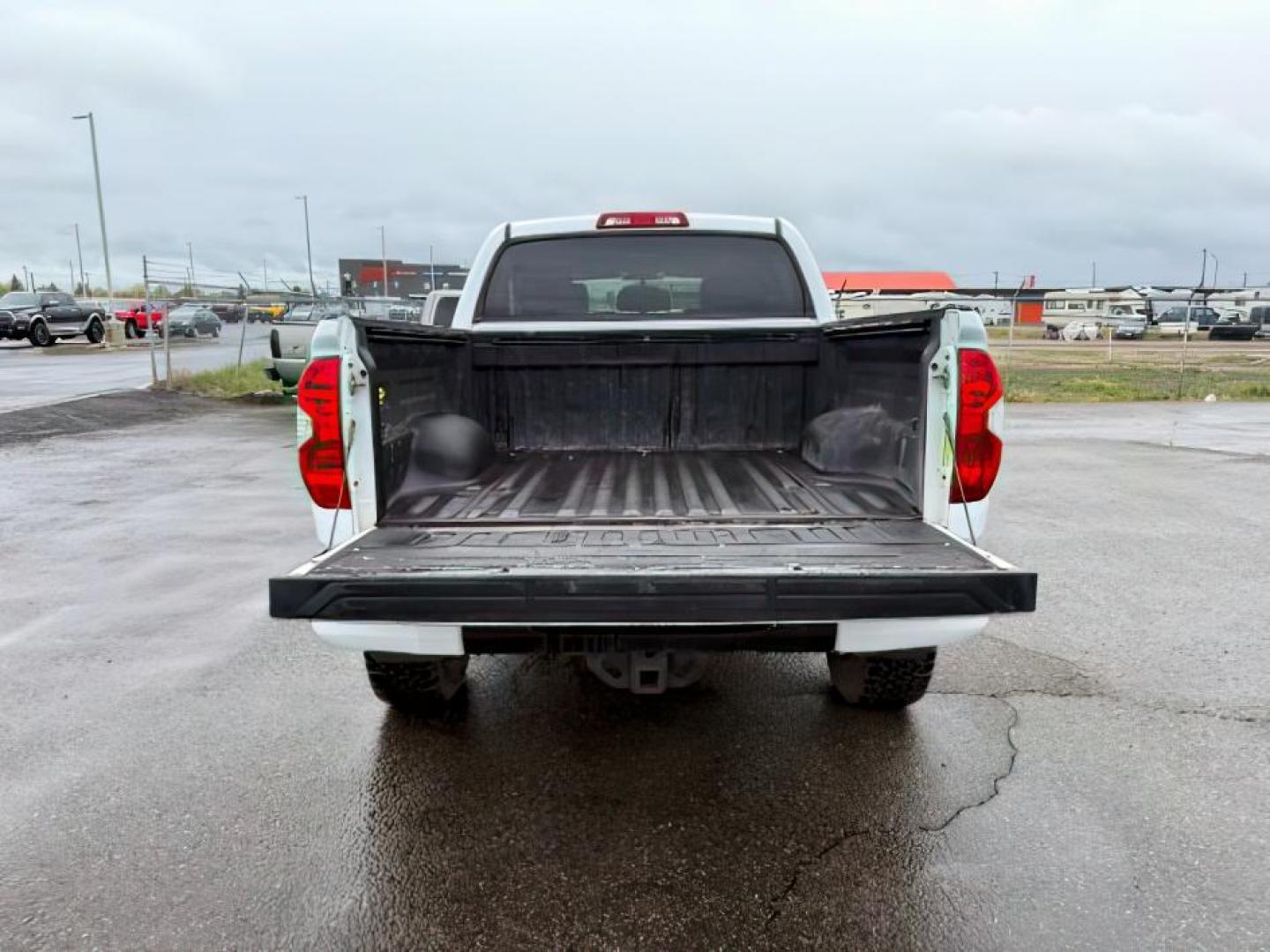 2016 Super White /Black Toyota Tundra Limited 5.7L V8 (5TFHY5F14GX) with an I-FORCE 5.7L V-8 DOHC engine, AUTOMATIC transmission, located at 1235 N Woodruff Ave., Idaho Falls, 83401, (208) 523-1053, 43.507172, -112.000488 - At Timberline Auto, finding a great deal on your next vehicle is always easy! Our experienced sales staff's goal is to help find you the right vehicle at the right price! Our knowledgeable finance department has options for almost any credit score. We offer extended service contract options to prote - Photo#5