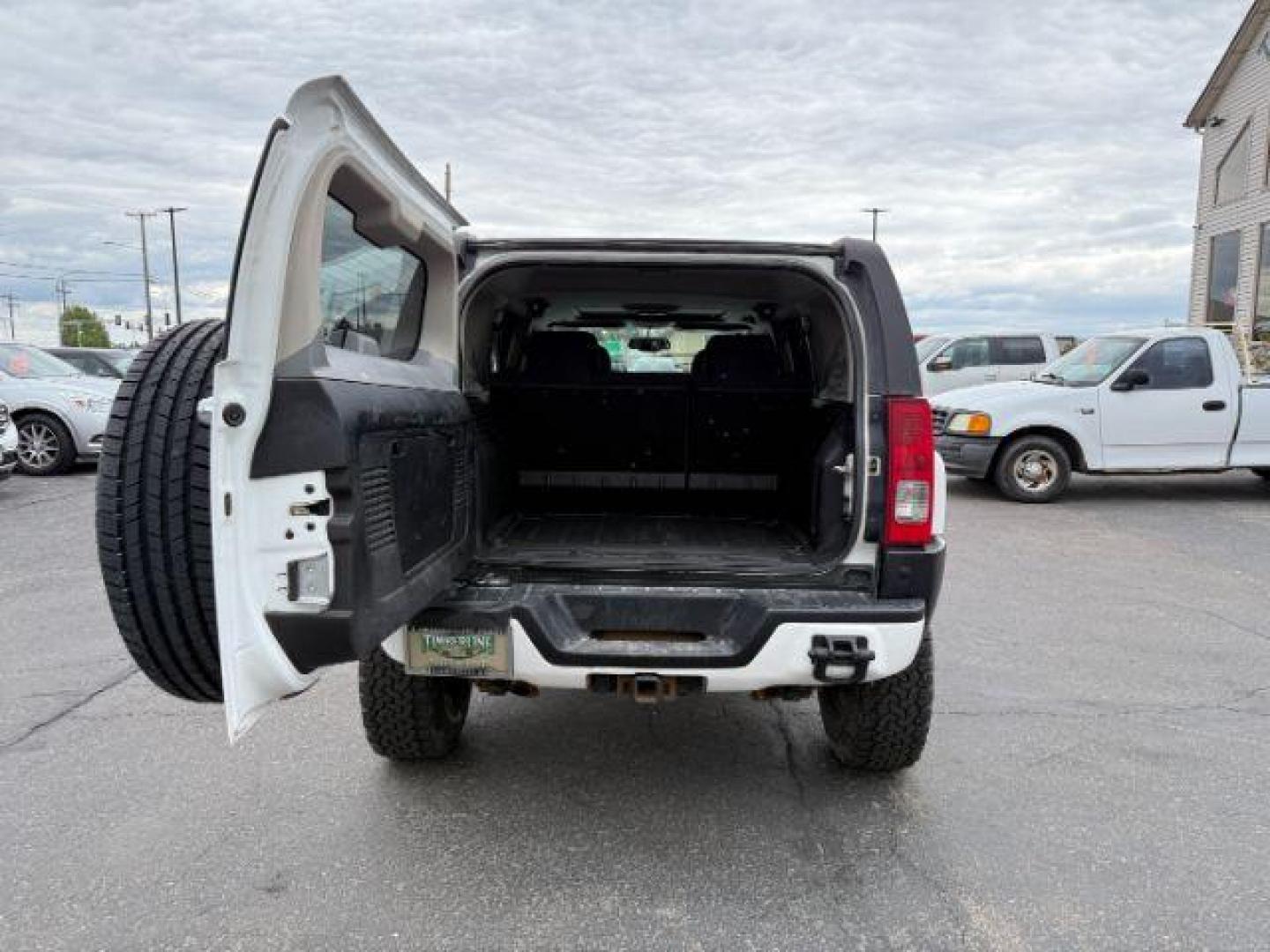 2006 WHITE /CLOTH HUMMER H3 SUV UNKNOWN (5GTDN136568) with an 3.5 engine, AUTOMATIC transmission, located at 1235 N Woodruff Ave., Idaho Falls, 83401, (208) 523-1053, 43.507172, -112.000488 - At Timberline Auto, finding a great deal on your next vehicle is always easy! Our experienced sales staff's goal is to help find you the right vehicle at the right price! Our knowledgeable finance department has options for almost any credit score. We offer extended service contract options to prote - Photo#3