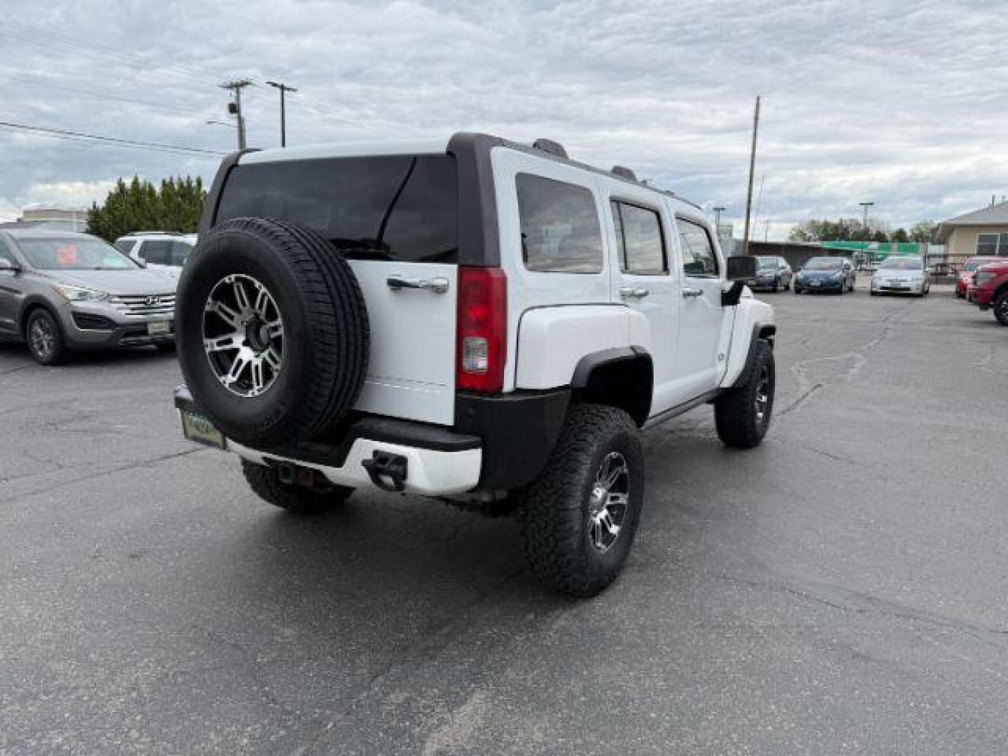 2006 WHITE /CLOTH HUMMER H3 SUV UNKNOWN (5GTDN136568) with an 3.5 engine, AUTOMATIC transmission, located at 1235 N Woodruff Ave., Idaho Falls, 83401, (208) 523-1053, 43.507172, -112.000488 - At Timberline Auto, finding a great deal on your next vehicle is always easy! Our experienced sales staff's goal is to help find you the right vehicle at the right price! Our knowledgeable finance department has options for almost any credit score. We offer extended service contract options to prote - Photo#4