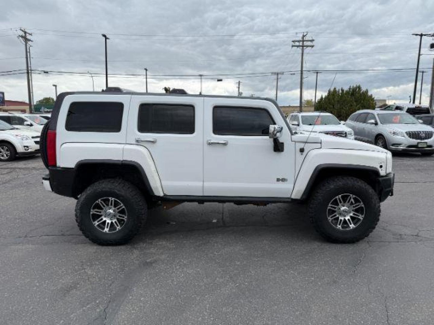 2006 WHITE /CLOTH HUMMER H3 SUV UNKNOWN (5GTDN136568) with an 3.5 engine, AUTOMATIC transmission, located at 1235 N Woodruff Ave., Idaho Falls, 83401, (208) 523-1053, 43.507172, -112.000488 - At Timberline Auto, finding a great deal on your next vehicle is always easy! Our experienced sales staff's goal is to help find you the right vehicle at the right price! Our knowledgeable finance department has options for almost any credit score. We offer extended service contract options to prote - Photo#5