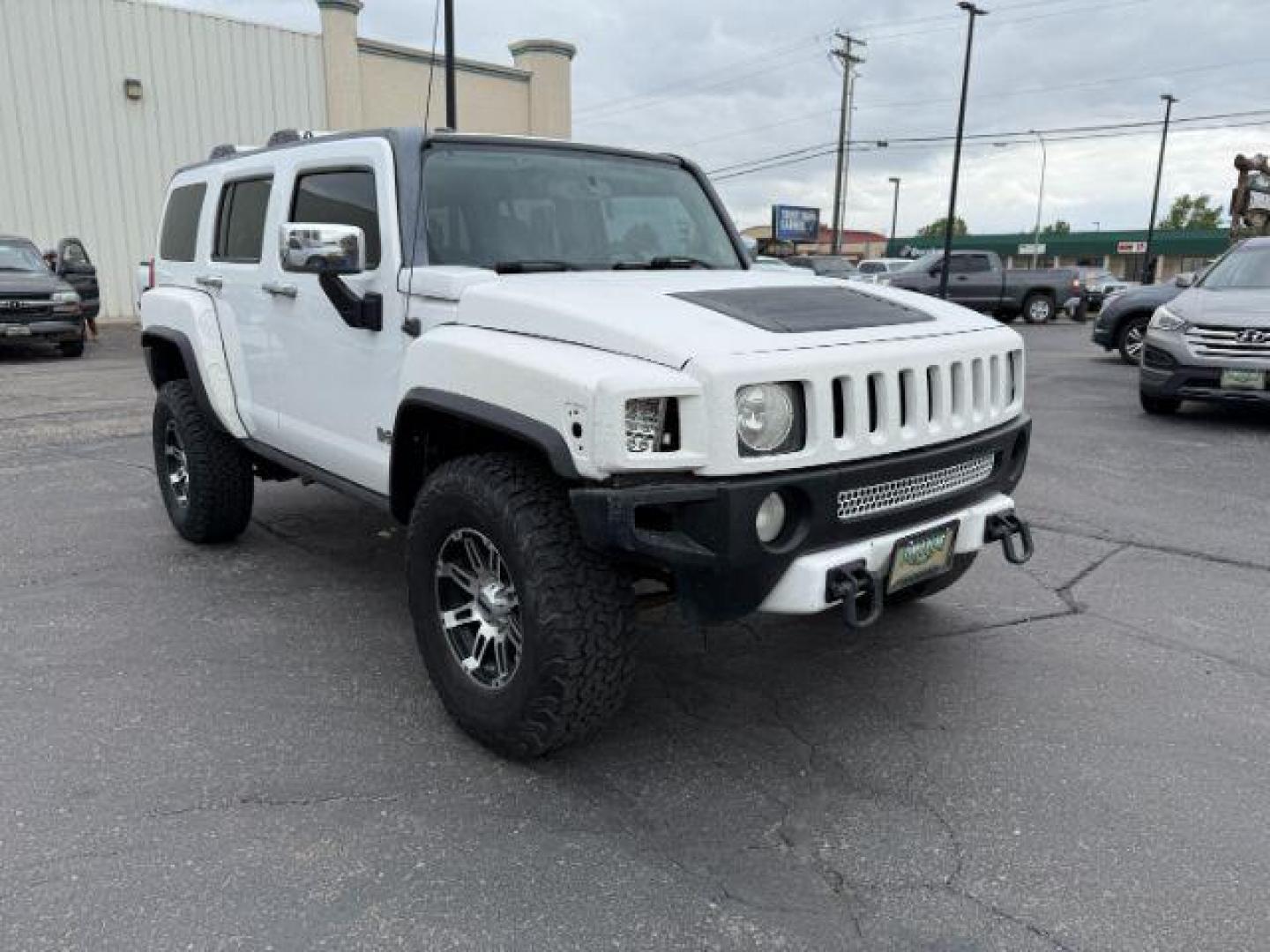 2006 WHITE /CLOTH HUMMER H3 SUV UNKNOWN (5GTDN136568) with an 3.5 engine, AUTOMATIC transmission, located at 1235 N Woodruff Ave., Idaho Falls, 83401, (208) 523-1053, 43.507172, -112.000488 - At Timberline Auto, finding a great deal on your next vehicle is always easy! Our experienced sales staff's goal is to help find you the right vehicle at the right price! Our knowledgeable finance department has options for almost any credit score. We offer extended service contract options to prote - Photo#6