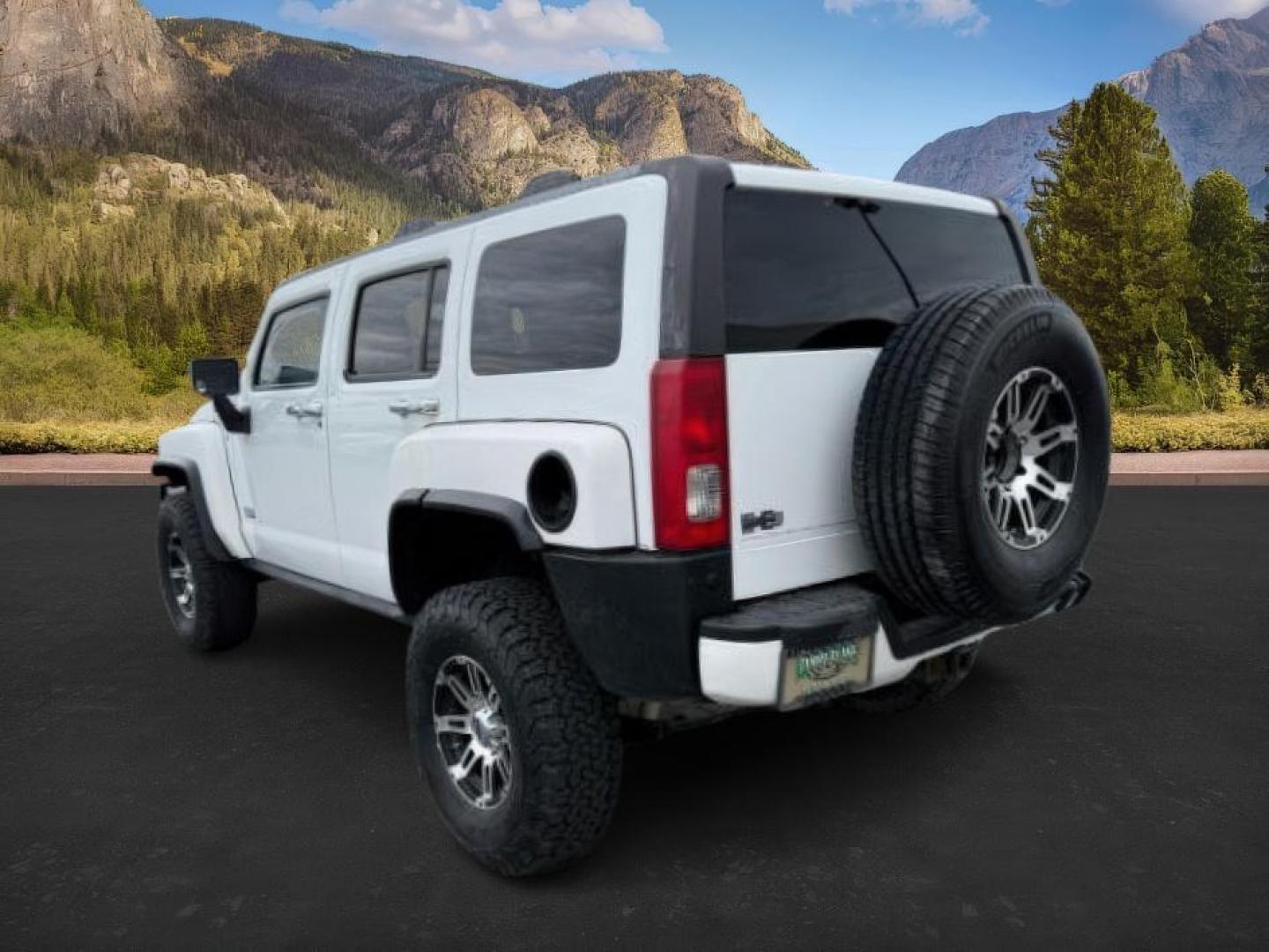 2006 WHITE /CLOTH Hummer H3 SUV (5GTDN136568) with an 35 engine, Automatic transmission, located at 1175 N Woodruff Ave, Idaho Falls, ID, 83401, 43.506901, -111.999657 - At Timberline Auto, finding a great deal on your next vehicle is always easy! Our experienced sales staff's goal is to help find you the right vehicle at the right price! Our knowledgeable finance department has options for almost any credit score. We offer extended service contract options to prote - Photo#2