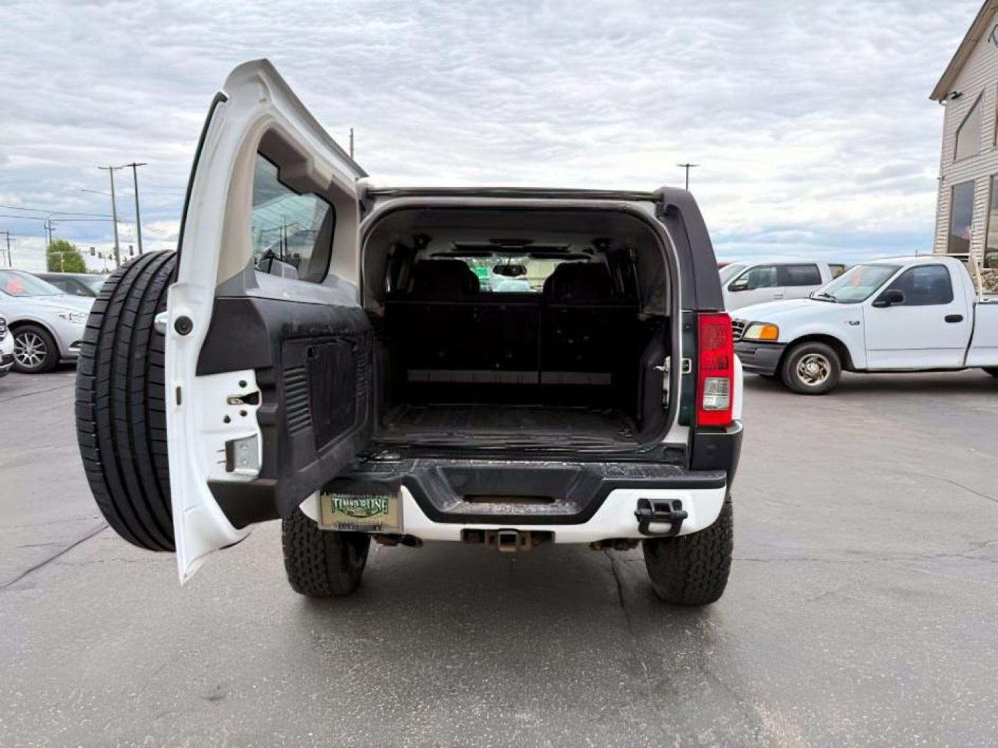 2006 WHITE /CLOTH Hummer H3 SUV (5GTDN136568) with an 35 engine, Automatic transmission, located at 1175 N Woodruff Ave, Idaho Falls, ID, 83401, 43.506901, -111.999657 - At Timberline Auto, finding a great deal on your next vehicle is always easy! Our experienced sales staff's goal is to help find you the right vehicle at the right price! Our knowledgeable finance department has options for almost any credit score. We offer extended service contract options to prote - Photo#3