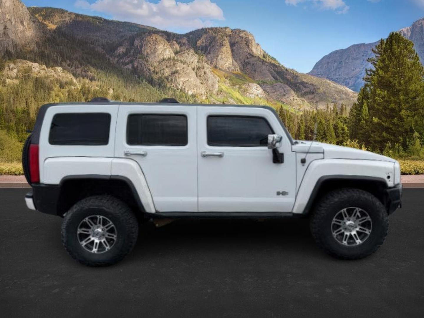 2006 WHITE /CLOTH Hummer H3 SUV (5GTDN136568) with an 35 engine, Automatic transmission, located at 1175 N Woodruff Ave, Idaho Falls, ID, 83401, 43.506901, -111.999657 - At Timberline Auto, finding a great deal on your next vehicle is always easy! Our experienced sales staff's goal is to help find you the right vehicle at the right price! Our knowledgeable finance department has options for almost any credit score. We offer extended service contract options to prote - Photo#5