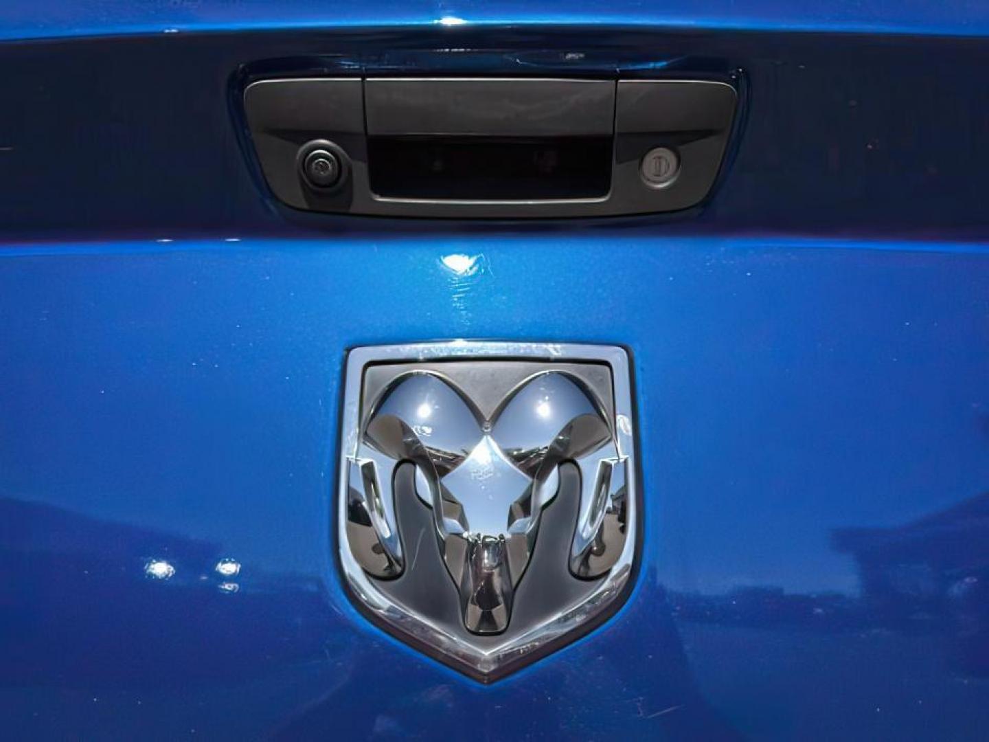 2017 Blue Streak Pearlcoat /Diesel Gray/Black Ram 2500 (3C6UR5CJ4HG) with an HEMI 64L V-8 VVT variable valve control engine, Automatic transmission, located at 1175 N Woodruff Ave, Idaho Falls, ID, 83401, 43.506901, -111.999657 - At Timberline Auto, finding a great deal on your next vehicle is always easy! Our experienced sales staff's goal is to help find you the right vehicle at the right price! Our knowledgeable finance department has options for almost any credit score. We offer extended service contract options to prote - Photo#4