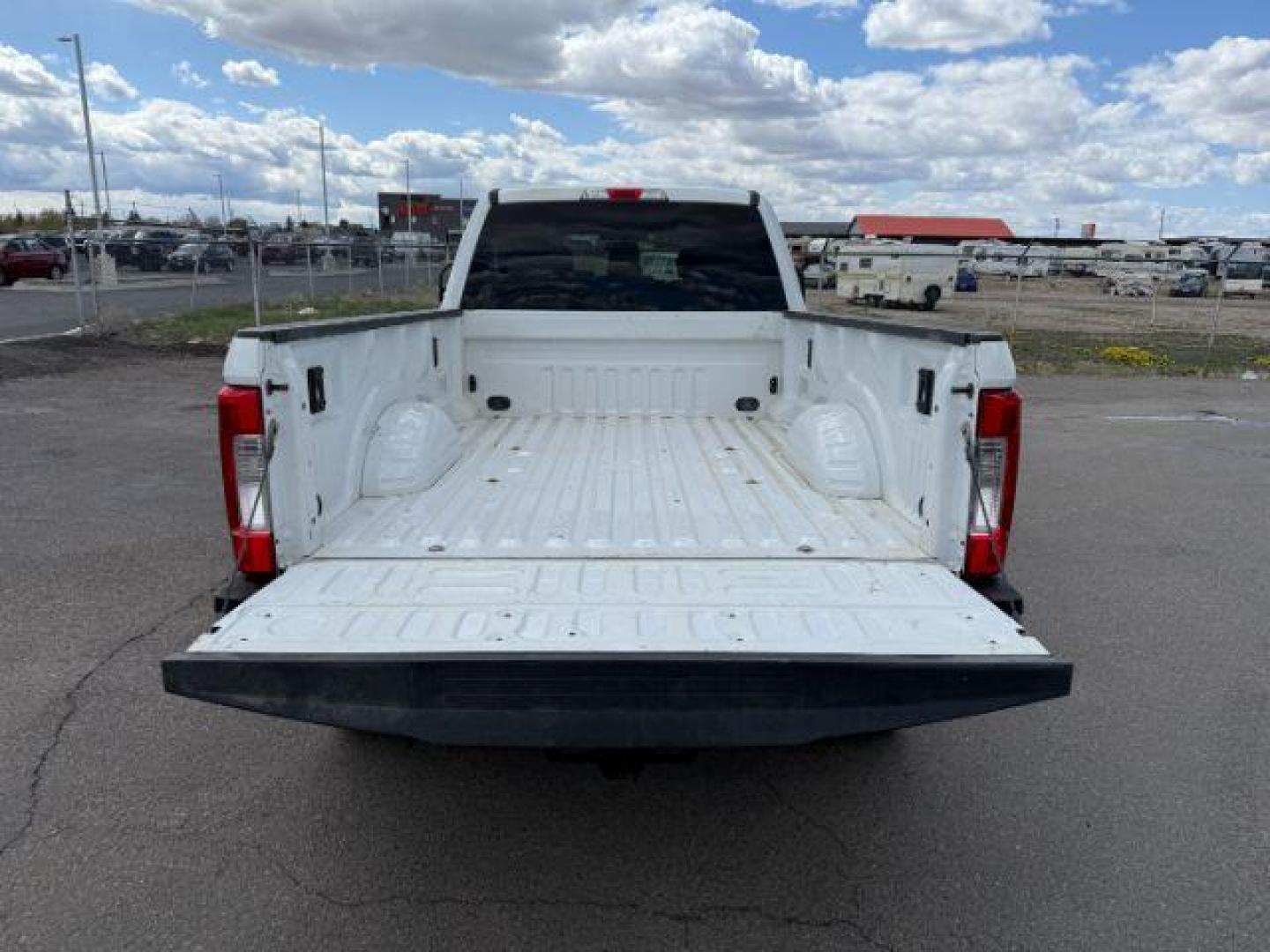 2018 Oxford White /Medium Earth Gray Ford F-350 XLT (1FT8W3BT0JE) with an Powerstroke 6.7L V-8 diesel direct injection engine, AUTOMATIC transmission, located at 1235 N Woodruff Ave., Idaho Falls, 83401, (208) 523-1053, 43.507172, -112.000488 - Photo#5