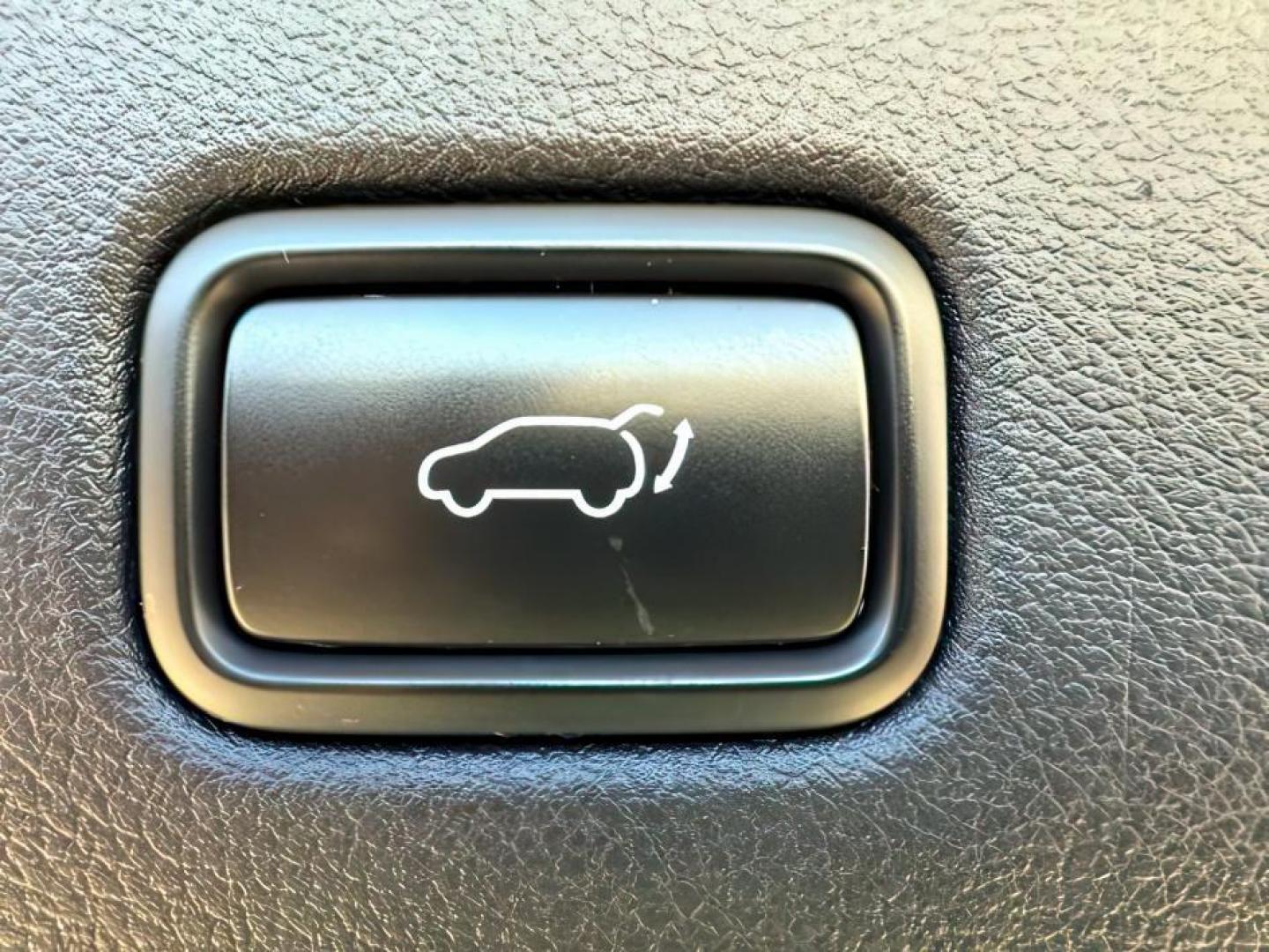 2022 Snow White Pearl /Black Kia Sportage SX Turbo (KNDPRCA64N7) with an 2L I-4 gasoline direct injection engine, AUTOMATIC transmission, located at 1235 N Woodruff Ave., Idaho Falls, 83401, (208) 523-1053, 43.507172, -112.000488 - At Timberline Auto, finding a great deal on your next vehicle is always easy! Our experienced sales staff's goal is to help find you the right vehicle at the right price! Our knowledgeable finance department has options for almost any credit score. We offer extended service contract options to prote - Photo#6