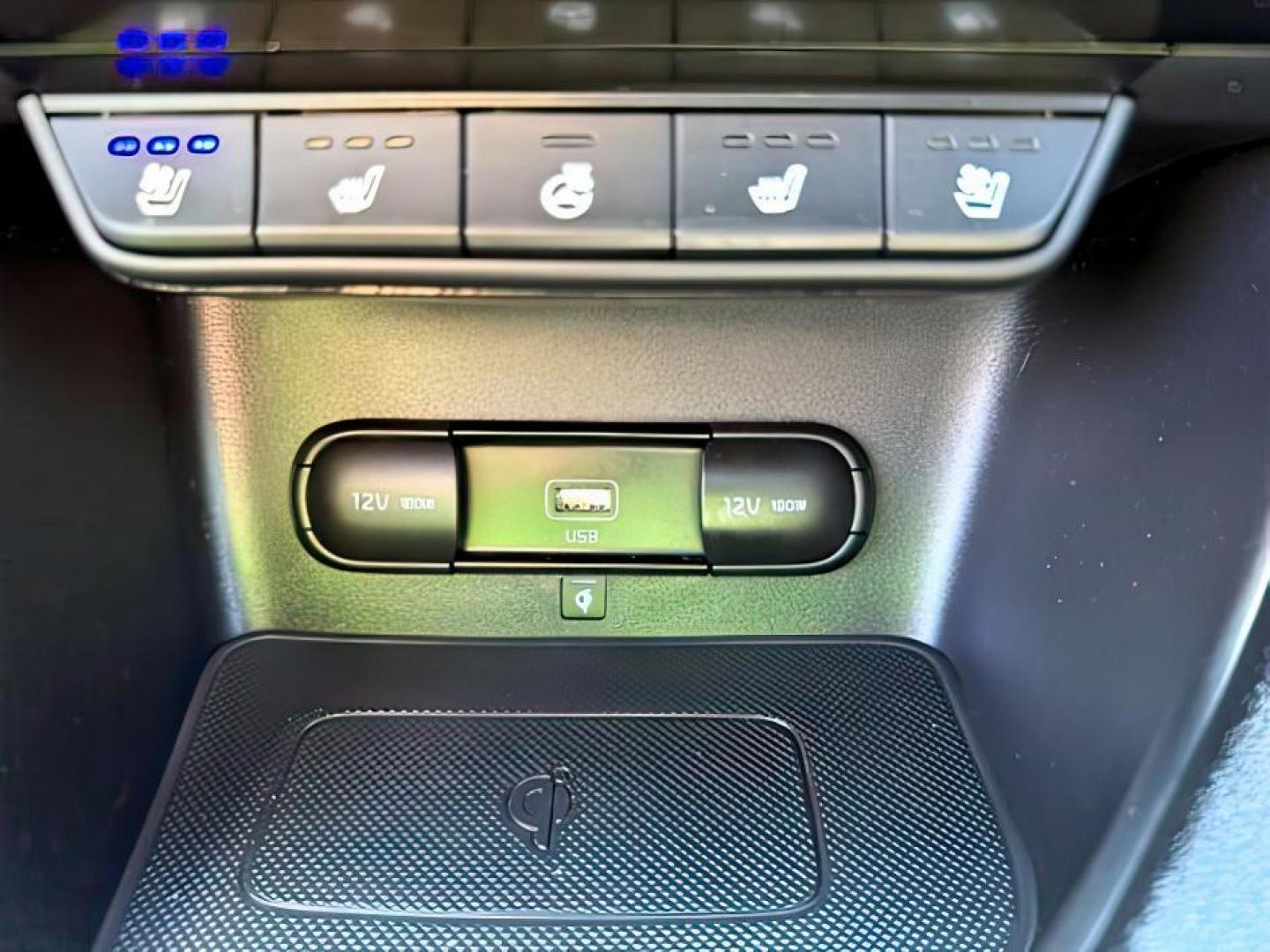 2022 Snow White Pearl /Black Kia Sportage SX Turbo (KNDPRCA64N7) with an 2L I-4 gasoline direct injection engine, AUTOMATIC transmission, located at 1235 N Woodruff Ave., Idaho Falls, 83401, (208) 523-1053, 43.507172, -112.000488 - At Timberline Auto, finding a great deal on your next vehicle is always easy! Our experienced sales staff's goal is to help find you the right vehicle at the right price! Our knowledgeable finance department has options for almost any credit score. We offer extended service contract options to prote - Photo#17