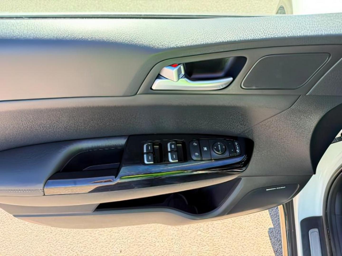2022 Snow White Pearl /Black KIA Sportage (KNDPRCA64N7) with an 2L I-4 gasoline direct injection engine, Automatic transmission, located at 1175 N Woodruff Ave, Idaho Falls, ID, 83401, 43.506901, -111.999657 - At Timberline Auto, finding a great deal on your next vehicle is always easy! Our experienced sales staff's goal is to help find you the right vehicle at the right price! Our knowledgeable finance department has options for almost any credit score. We offer extended service contract options to prote - Photo#21
