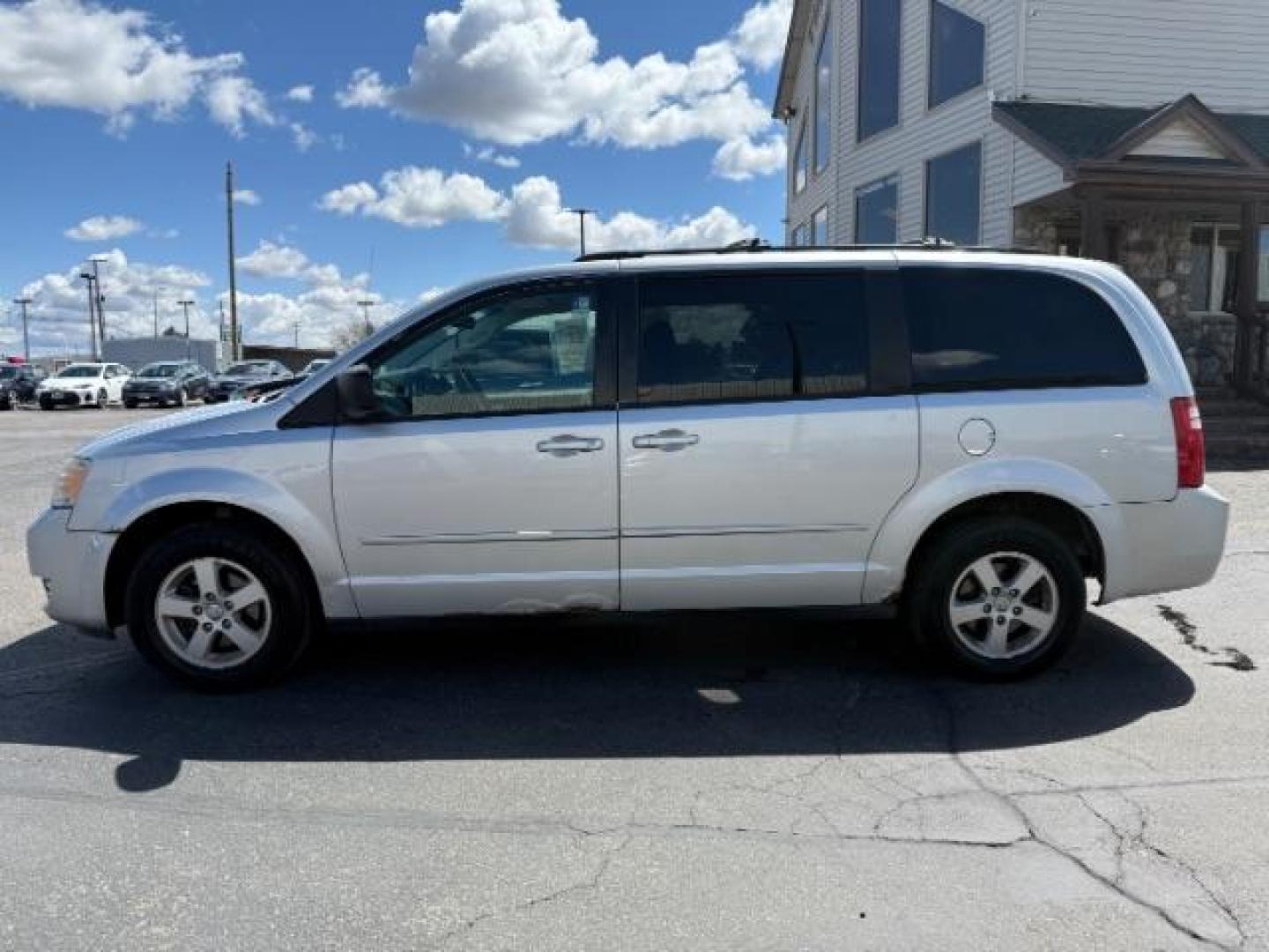 2008 Bright Silver Metallic /Dark Slate/Light Shale Cloth Interior Dodge Grand Caravan SE (2D8HN44H08R) with an 3.3L V6 OHV 12V engine, 4-Speed Automatic transmission, located at 1235 N Woodruff Ave., Idaho Falls, 83401, (208) 523-1053, 43.507172, -112.000488 - At Timberline Auto, finding a great deal on your next vehicle is always easy! Our experienced sales staff's goal is to help find you the right vehicle at the right price! Our knowledgeable finance department has options for almost any credit score. We offer extended service contract options to prote - Photo#14