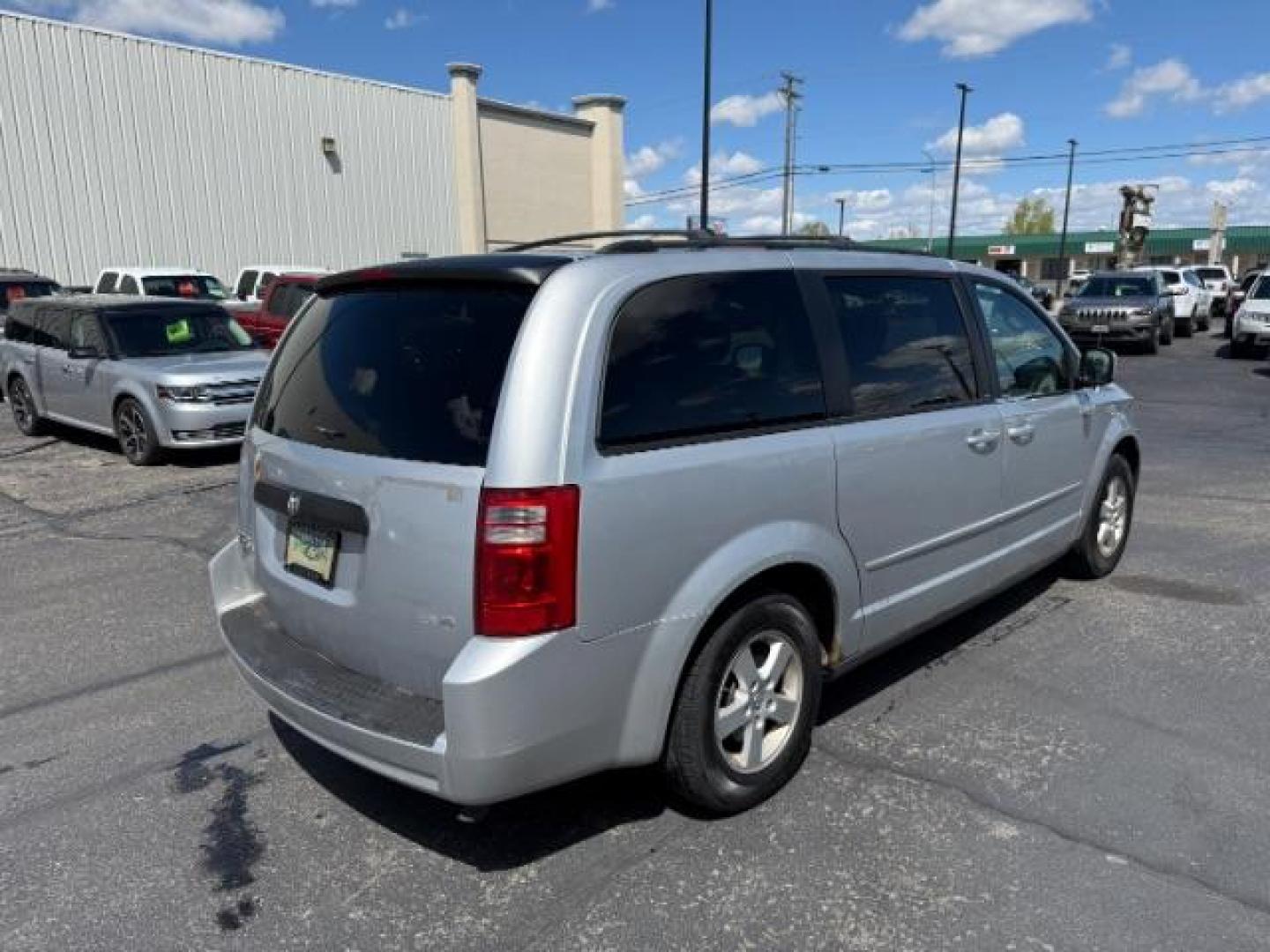 2008 Bright Silver Metallic /Dark Slate/Light Shale Cloth Interior Dodge Grand Caravan SE (2D8HN44H08R) with an 3.3L V6 OHV 12V engine, 4-Speed Automatic transmission, located at 1235 N Woodruff Ave., Idaho Falls, 83401, (208) 523-1053, 43.507172, -112.000488 - At Timberline Auto, finding a great deal on your next vehicle is always easy! Our experienced sales staff's goal is to help find you the right vehicle at the right price! Our knowledgeable finance department has options for almost any credit score. We offer extended service contract options to prote - Photo#17