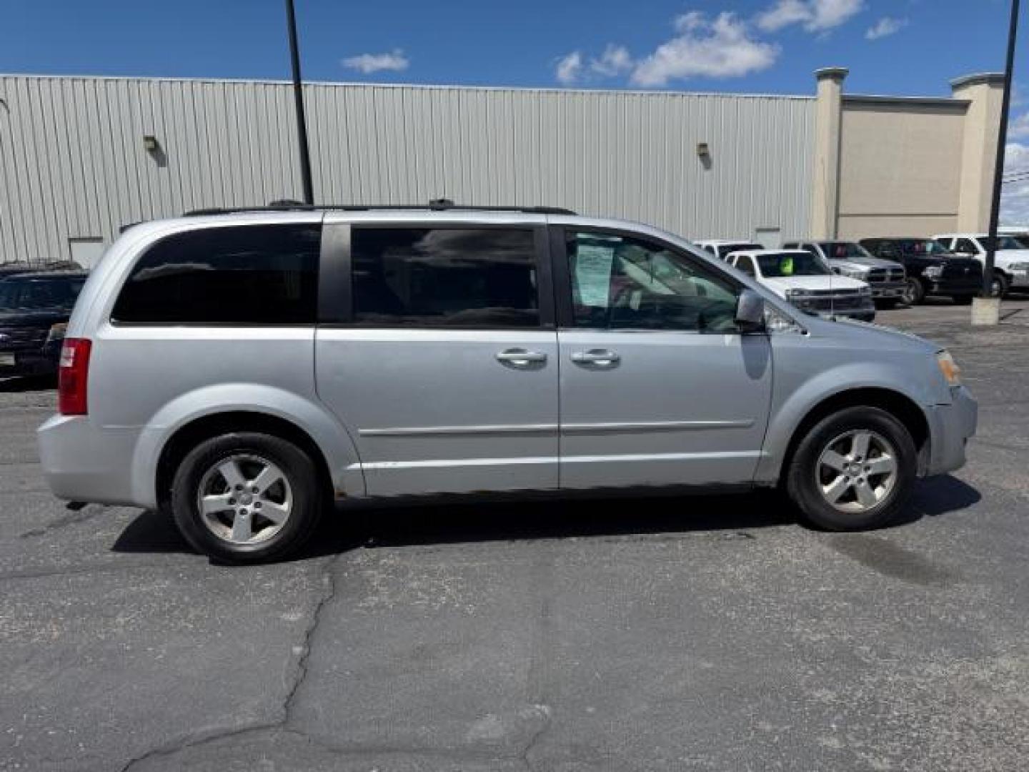 2008 Bright Silver Metallic /Dark Slate/Light Shale Cloth Interior Dodge Grand Caravan SE (2D8HN44H08R) with an 3.3L V6 OHV 12V engine, 4-Speed Automatic transmission, located at 1235 N Woodruff Ave., Idaho Falls, 83401, (208) 523-1053, 43.507172, -112.000488 - At Timberline Auto, finding a great deal on your next vehicle is always easy! Our experienced sales staff's goal is to help find you the right vehicle at the right price! Our knowledgeable finance department has options for almost any credit score. We offer extended service contract options to prote - Photo#18