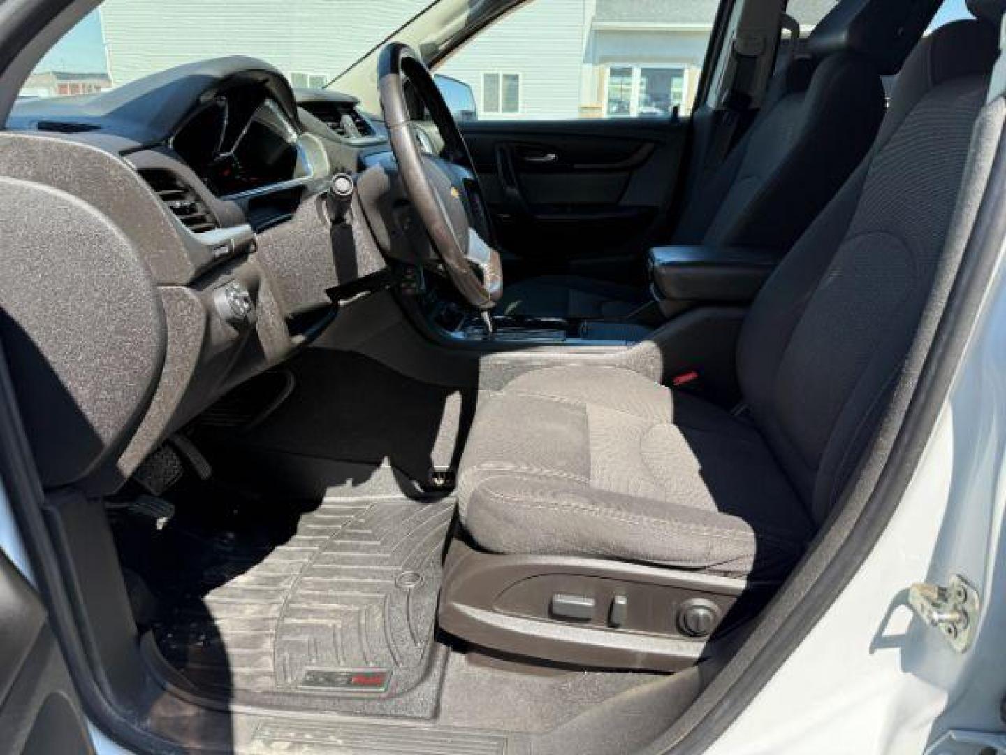 2017 WHITE /Ebony Chevrolet Traverse 2LT (1GNKVHKDXHJ) with an 3.6L V-6 gasoline direct injection engine, AUTOMATIC transmission, located at 1235 N Woodruff Ave., Idaho Falls, 83401, (208) 523-1053, 43.507172, -112.000488 - At Timberline Auto, finding a great deal on your next vehicle is always easy! Our experienced sales staff's goal is to help find you the right vehicle at the right price! Our knowledgeable finance department has options for almost any credit score. We offer extended service contract options to prote - Photo#11