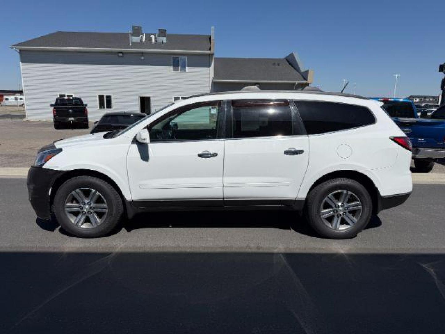 2017 WHITE /Ebony Chevrolet Traverse 2LT (1GNKVHKDXHJ) with an 3.6L V-6 gasoline direct injection engine, AUTOMATIC transmission, located at 1235 N Woodruff Ave., Idaho Falls, 83401, (208) 523-1053, 43.507172, -112.000488 - At Timberline Auto, finding a great deal on your next vehicle is always easy! Our experienced sales staff's goal is to help find you the right vehicle at the right price! Our knowledgeable finance department has options for almost any credit score. We offer extended service contract options to prote - Photo#1