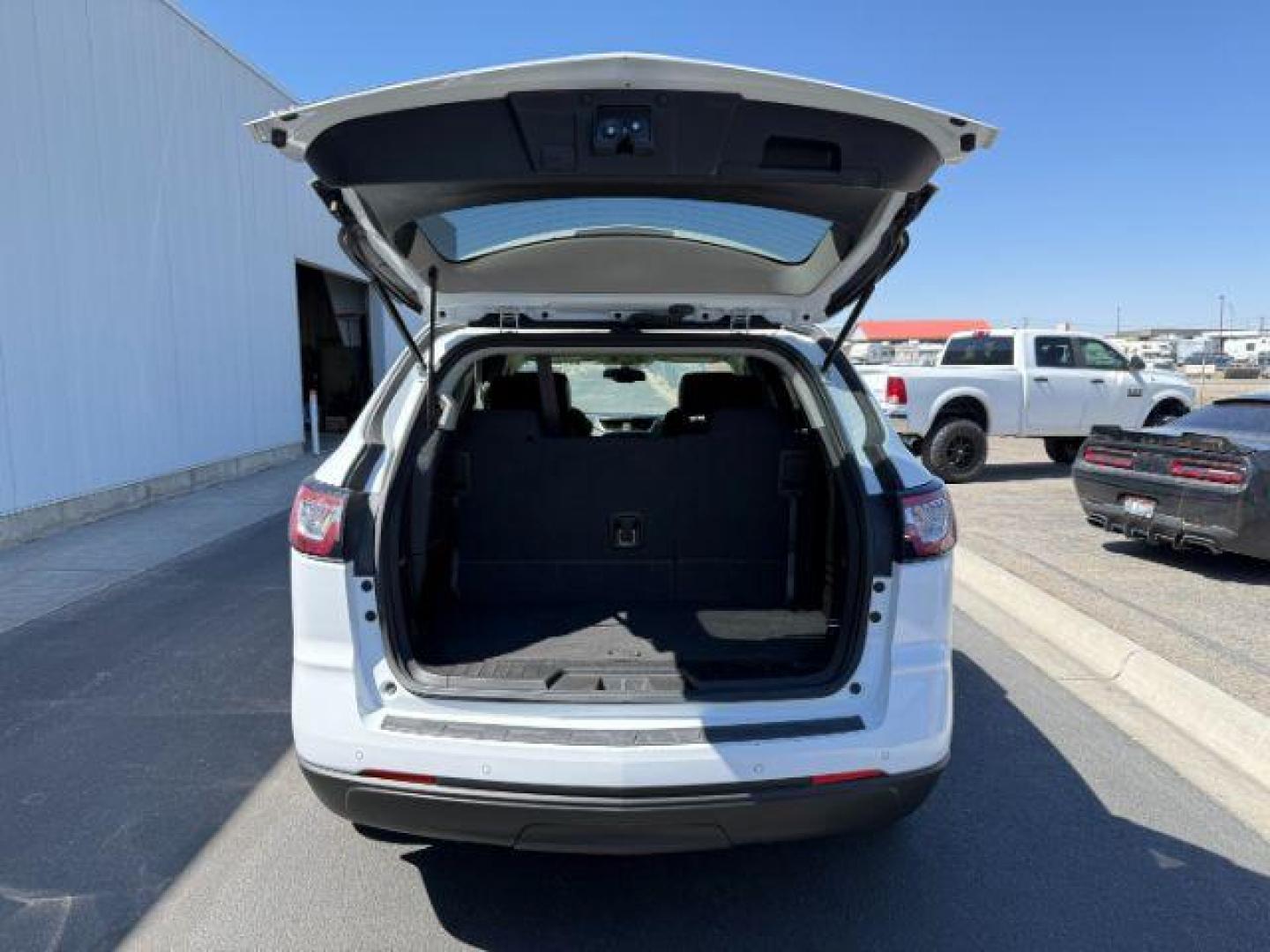 2017 WHITE /Ebony Chevrolet Traverse 2LT (1GNKVHKDXHJ) with an 3.6L V-6 gasoline direct injection engine, AUTOMATIC transmission, located at 1235 N Woodruff Ave., Idaho Falls, 83401, (208) 523-1053, 43.507172, -112.000488 - At Timberline Auto, finding a great deal on your next vehicle is always easy! Our experienced sales staff's goal is to help find you the right vehicle at the right price! Our knowledgeable finance department has options for almost any credit score. We offer extended service contract options to prote - Photo#4