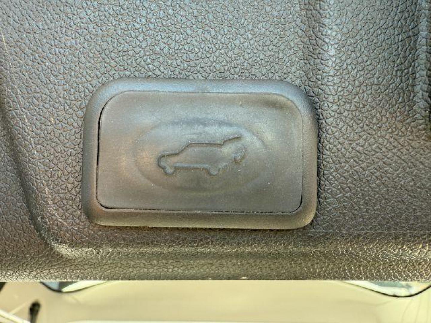 2017 WHITE /Ebony Chevrolet Traverse 2LT (1GNKVHKDXHJ) with an 3.6L V-6 gasoline direct injection engine, AUTOMATIC transmission, located at 1235 N Woodruff Ave., Idaho Falls, 83401, (208) 523-1053, 43.507172, -112.000488 - At Timberline Auto, finding a great deal on your next vehicle is always easy! Our experienced sales staff's goal is to help find you the right vehicle at the right price! Our knowledgeable finance department has options for almost any credit score. We offer extended service contract options to prote - Photo#5