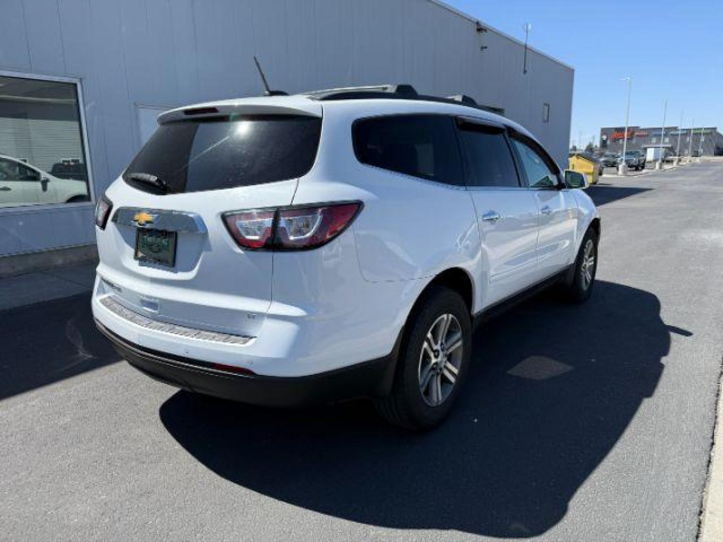 2017 WHITE /Ebony Chevrolet Traverse 2LT (1GNKVHKDXHJ) with an 3.6L V-6 gasoline direct injection engine, AUTOMATIC transmission, located at 1235 N Woodruff Ave., Idaho Falls, 83401, (208) 523-1053, 43.507172, -112.000488 - At Timberline Auto, finding a great deal on your next vehicle is always easy! Our experienced sales staff's goal is to help find you the right vehicle at the right price! Our knowledgeable finance department has options for almost any credit score. We offer extended service contract options to prote - Photo#6