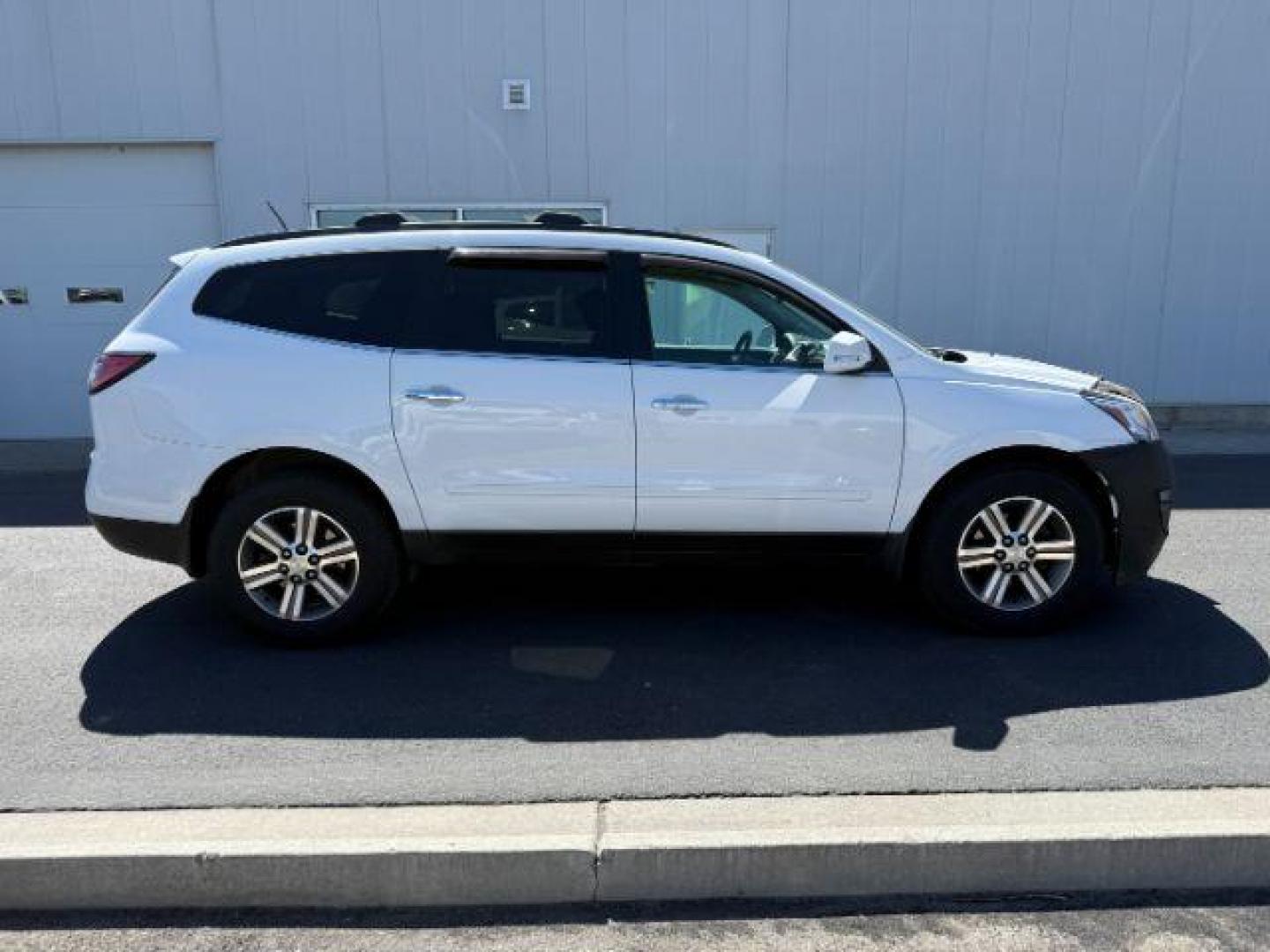 2017 WHITE /Ebony Chevrolet Traverse 2LT (1GNKVHKDXHJ) with an 3.6L V-6 gasoline direct injection engine, AUTOMATIC transmission, located at 1235 N Woodruff Ave., Idaho Falls, 83401, (208) 523-1053, 43.507172, -112.000488 - At Timberline Auto, finding a great deal on your next vehicle is always easy! Our experienced sales staff's goal is to help find you the right vehicle at the right price! Our knowledgeable finance department has options for almost any credit score. We offer extended service contract options to prote - Photo#7