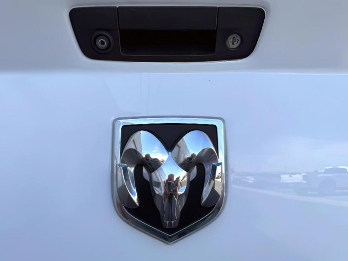 2016 WHITE /LEATHER RAM 1500 LARAMIE (1C6RR7MT9GS) with an 5.7 engine, AUTOMATIC transmission, located at 1235 N Woodruff Ave., Idaho Falls, 83401, (208) 523-1053, 43.507172, -112.000488 - At Timberline Auto, finding a great deal on your next vehicle is always easy! Our experienced sales staff's goal is to help find you the right vehicle at the right price! Our knowledgeable finance department has options for almost any credit score. We offer extended service contract options to prote - Photo#3