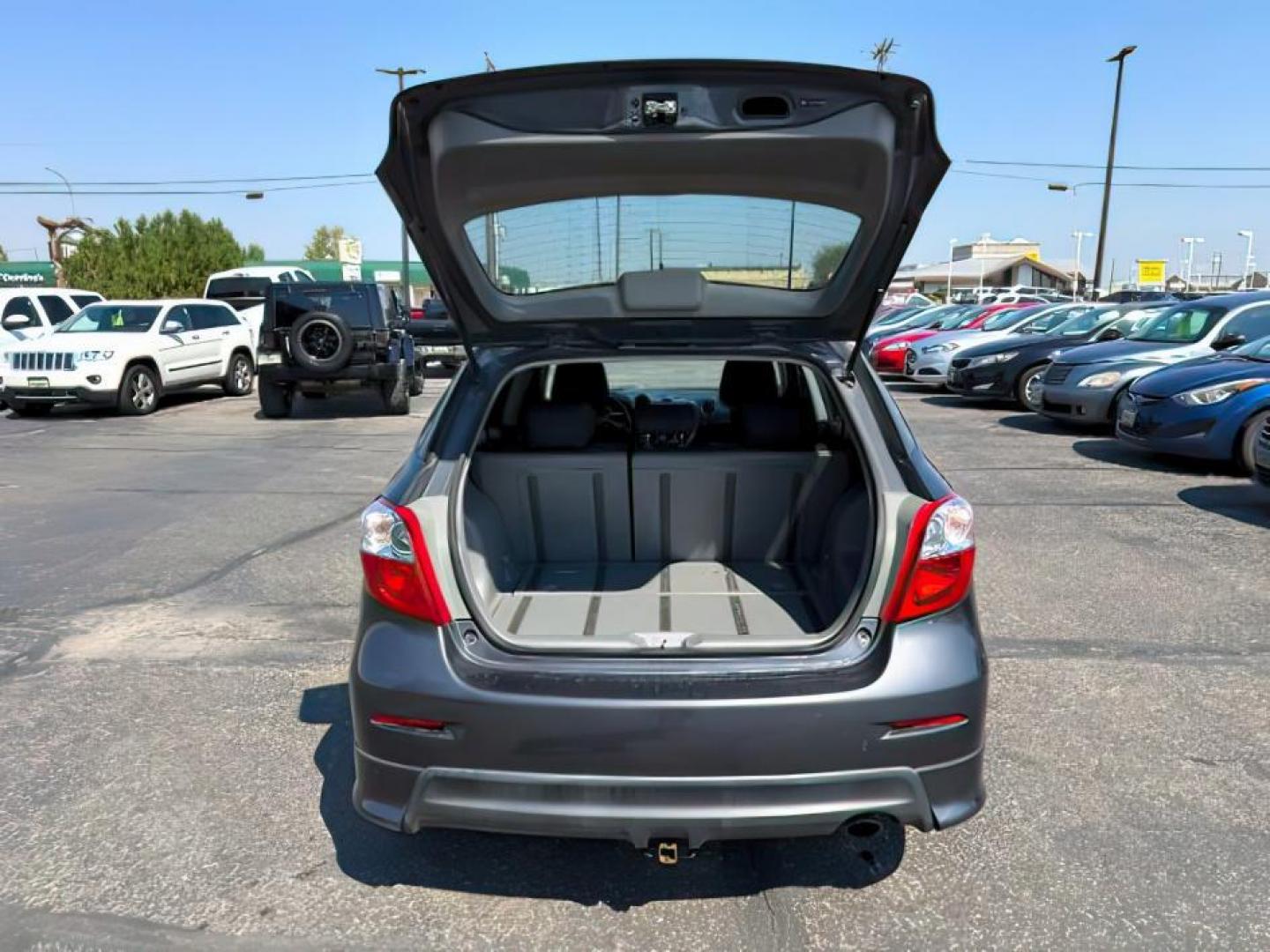 2009 Magnetic Gray Metallic /Dark Charcoal Toyota Matrix (2T1LE40E49C) with an 24L I-4 DOHC engine, Automatic transmission, located at 1175 N Woodruff Ave, Idaho Falls, ID, 83401, 43.506901, -111.999657 - At Timberline Auto, finding a great deal on your next vehicle is always easy! Our experienced sales staff's goal is to help find you the right vehicle at the right price! Our knowledgeable finance department has options for almost any credit score. We offer extended service contract options to prote - Photo#4