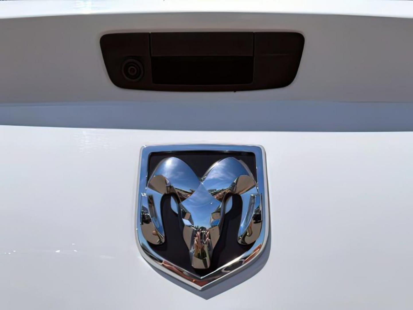 2022 WHITE /CLOTH RAM 1500 SLT (1C6RR7LT7NS) with an 5.7 engine, AUTOMATIC transmission, located at 1235 N Woodruff Ave., Idaho Falls, 83401, (208) 523-1053, 43.507172, -112.000488 - At Timberline Auto, finding a great deal on your next vehicle is always easy! Our experienced sales staff's goal is to help find you the right vehicle at the right price! Our knowledgeable finance department has options for almost any credit score. We offer extended service contract options to prote - Photo#4