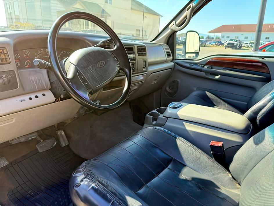 2000 GRAY /LEATHER Ford F-350 (3FTSW31F7YM) with an 73L POWER STROKE engine, Automatic transmission, located at 1175 N Woodruff Ave, Idaho Falls, ID, 83401, 43.506901, -111.999657 - This 2000 Ford F-350 Super Duty is a heavy-duty pickup built for demanding workloads and year-round capability. Powered by a 7.3L Power Stroke diesel, it delivers the strong low-end torque and towing performance these trucks are known for. Built on the Super Duty platform, it is designed to handle t- Photo#5