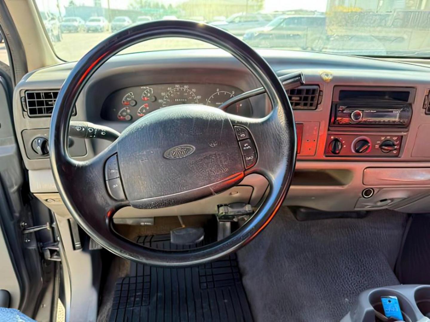 2000 GRAY /LEATHER Ford F-350 (3FTSW31F7YM) with an 73L POWER STROKE engine, Automatic transmission, located at 1175 N Woodruff Ave, Idaho Falls, ID, 83401, 43.506901, -111.999657 - At Timberline Auto, finding a great deal on your next vehicle is always easy! Our experienced sales staff's goal is to help find you the right vehicle at the right price! Our knowledgeable finance department has options for almost any credit score. We offer extended service contract options to prote - Photo#6
