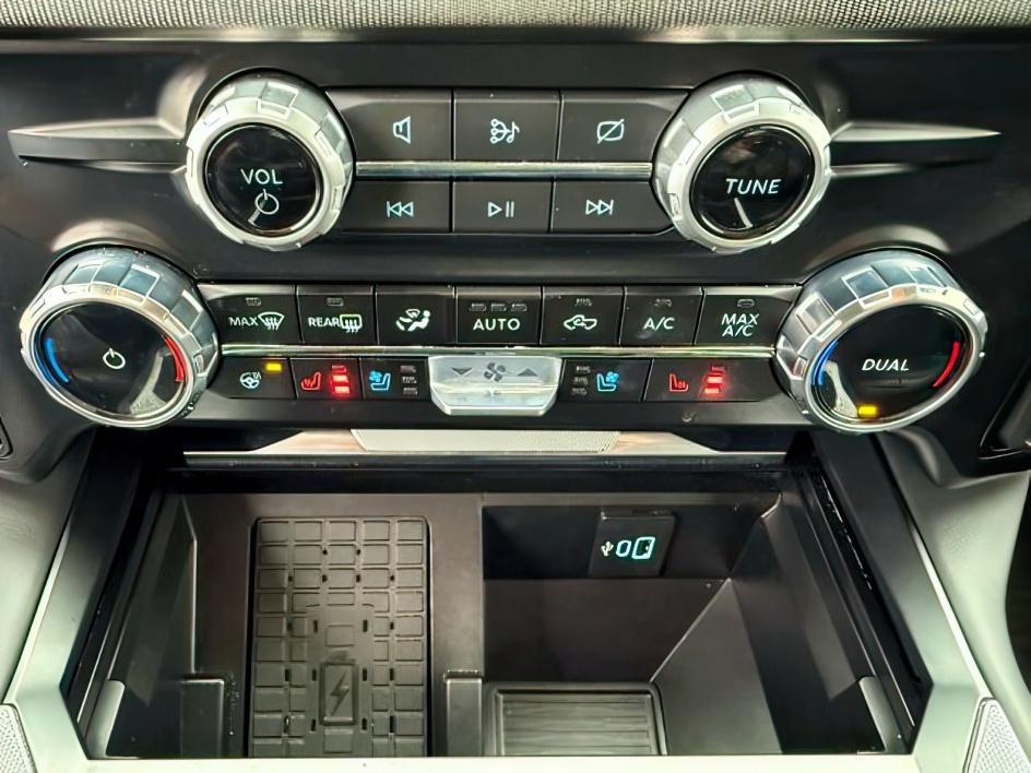 2024 Agate Black Metallic /Black Onyx Ford F-350 PLATINUM/TREMOR (1FT8W3BMXRE) with an Powerstroke 6.7L V-8 diesel direct injection engine, AUTOMATIC transmission, located at 1235 N Woodruff Ave., Idaho Falls, 83401, (208) 523-1053, 43.507172, -112.000488 - At Timberline Auto, finding a great deal on your next vehicle is always easy! Our experienced sales staff's goal is to help find you the right vehicle at the right price! Our knowledgeable finance department has options for almost any credit score. We offer extended service contract options to prote- Photo#18