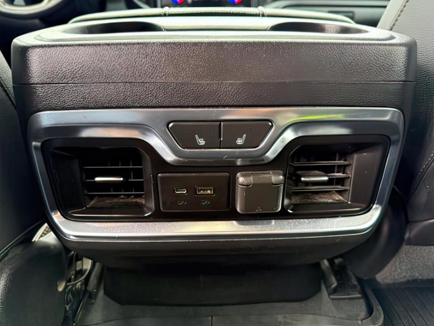 2020 Summit White /Jet Black w/Kalahari Accents GMC Sierra 2500HD 4WD Crew Cab Standard Bed AT4 (1GT49PEY8LF) with an Duramax 6.6L V-8 diesel direct injection engine, AUTOMATIC transmission, located at 1235 N Woodruff Ave., Idaho Falls, 83401, (208) 523-1053, 43.507172, -112.000488 - At Timberline Auto, finding a great deal on your next vehicle is always easy! Our experienced sales staff's goal is to help find you the right vehicle at the right price! Our knowledgeable finance department has options for almost any credit score. We offer extended service contract options to prote - Photo#20