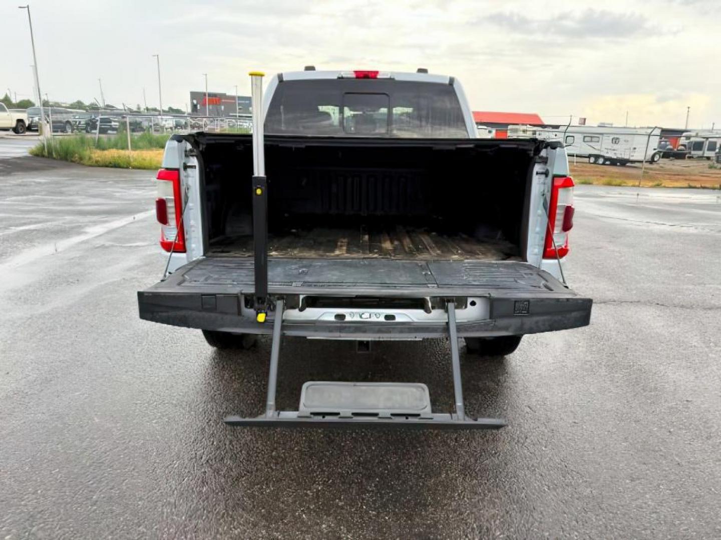 2021 WHITE /Black Ford F-150 (1FTFW1E80MK) with an EcoBoost 35L V-6 portdirect injection engine, Automatic transmission, located at 1175 N Woodruff Ave, Idaho Falls, ID, 83401, 43.506901, -111.999657 - At Timberline Auto, finding a great deal on your next vehicle is always easy! Our experienced sales staff's goal is to help find you the right vehicle at the right price! Our knowledgeable finance department has options for almost any credit score. We offer extended service contract options to prote - Photo#5