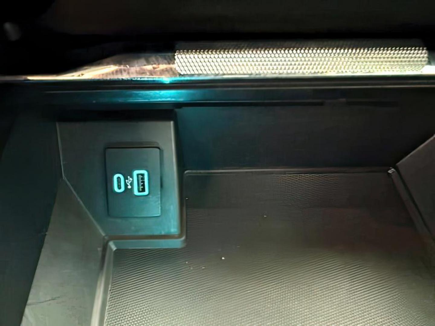 2021 WHITE /Black Ford F-150 (1FTFW1E80MK) with an EcoBoost 35L V-6 portdirect injection engine, Automatic transmission, located at 1175 N Woodruff Ave, Idaho Falls, ID, 83401, 43.506901, -111.999657 - At Timberline Auto, finding a great deal on your next vehicle is always easy! Our experienced sales staff's goal is to help find you the right vehicle at the right price! Our knowledgeable finance department has options for almost any credit score. We offer extended service contract options to prote - Photo#16